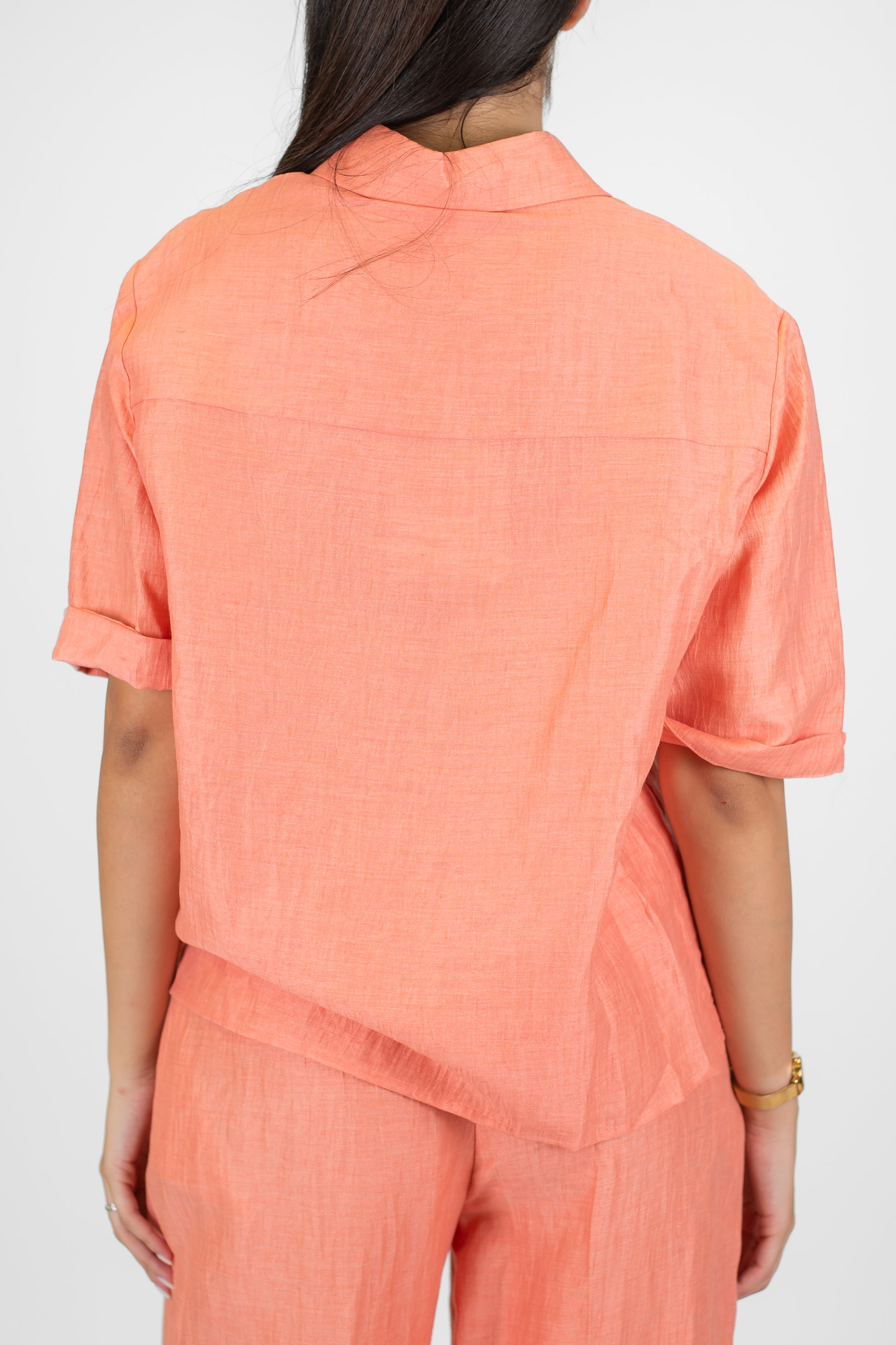 Tensione in - Camicia mezzamanica in lino con tasconi avanti