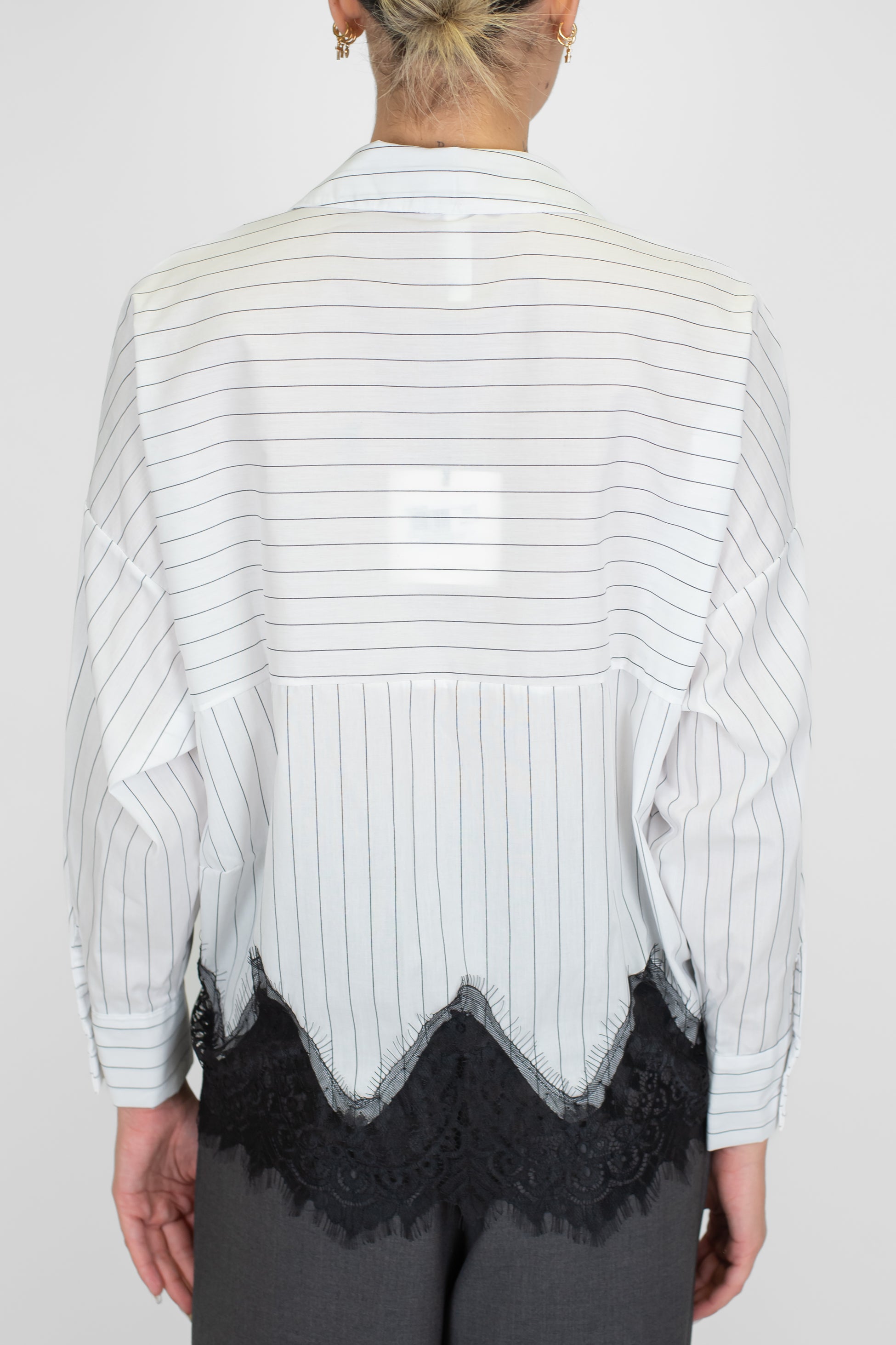 Tensione in - Camicia over gessata con orlo in pizzo