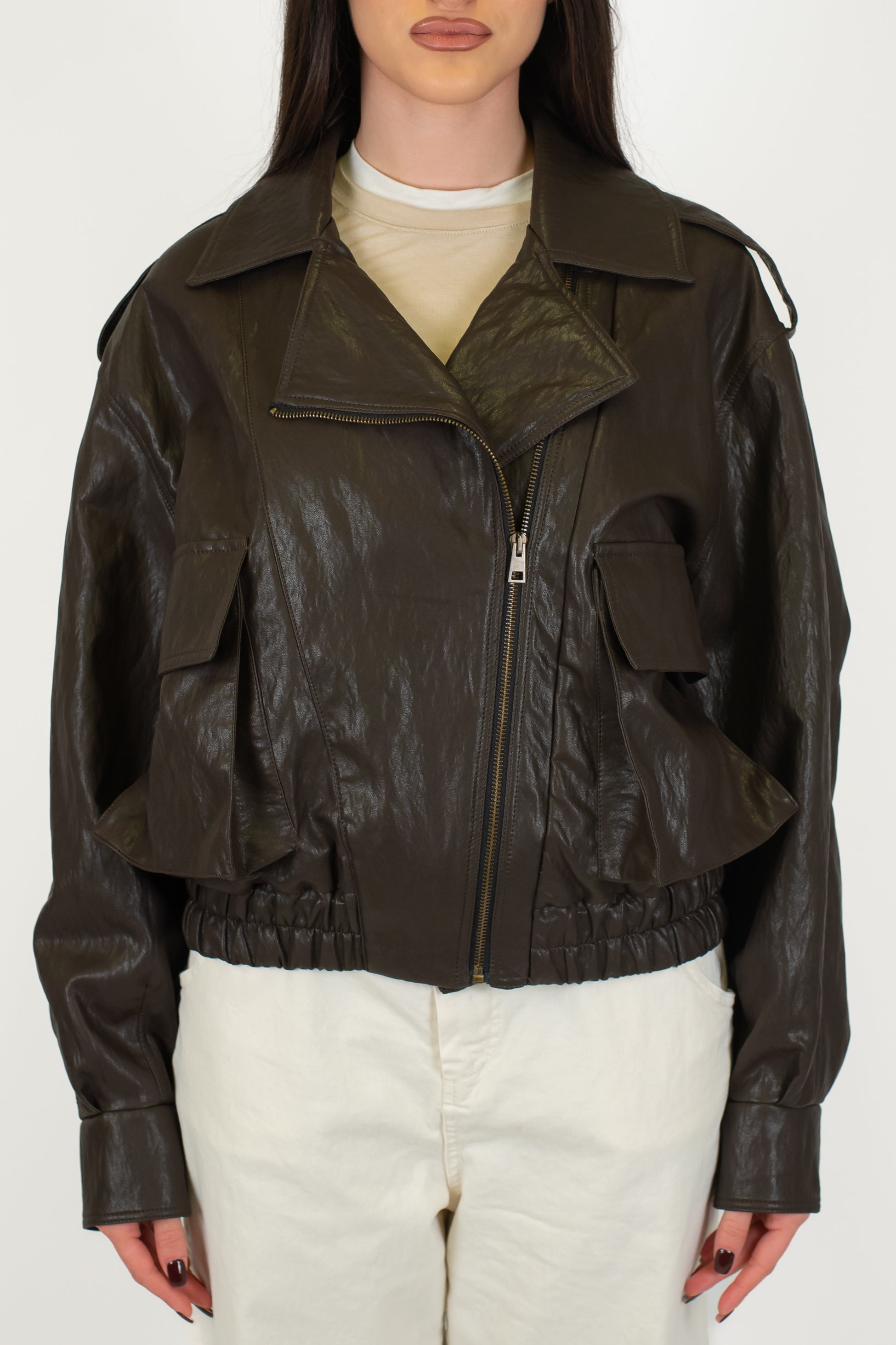 Tensione in - Bomber in ecopelle con tasconi laterali ed elastico sul fondo