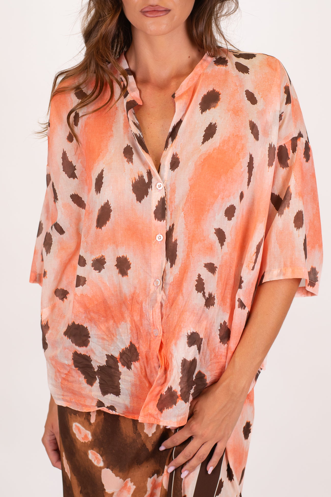 Tensione in - Camicia fantasia macchie in mussola di cotone con collo coreano e manica tre quarti