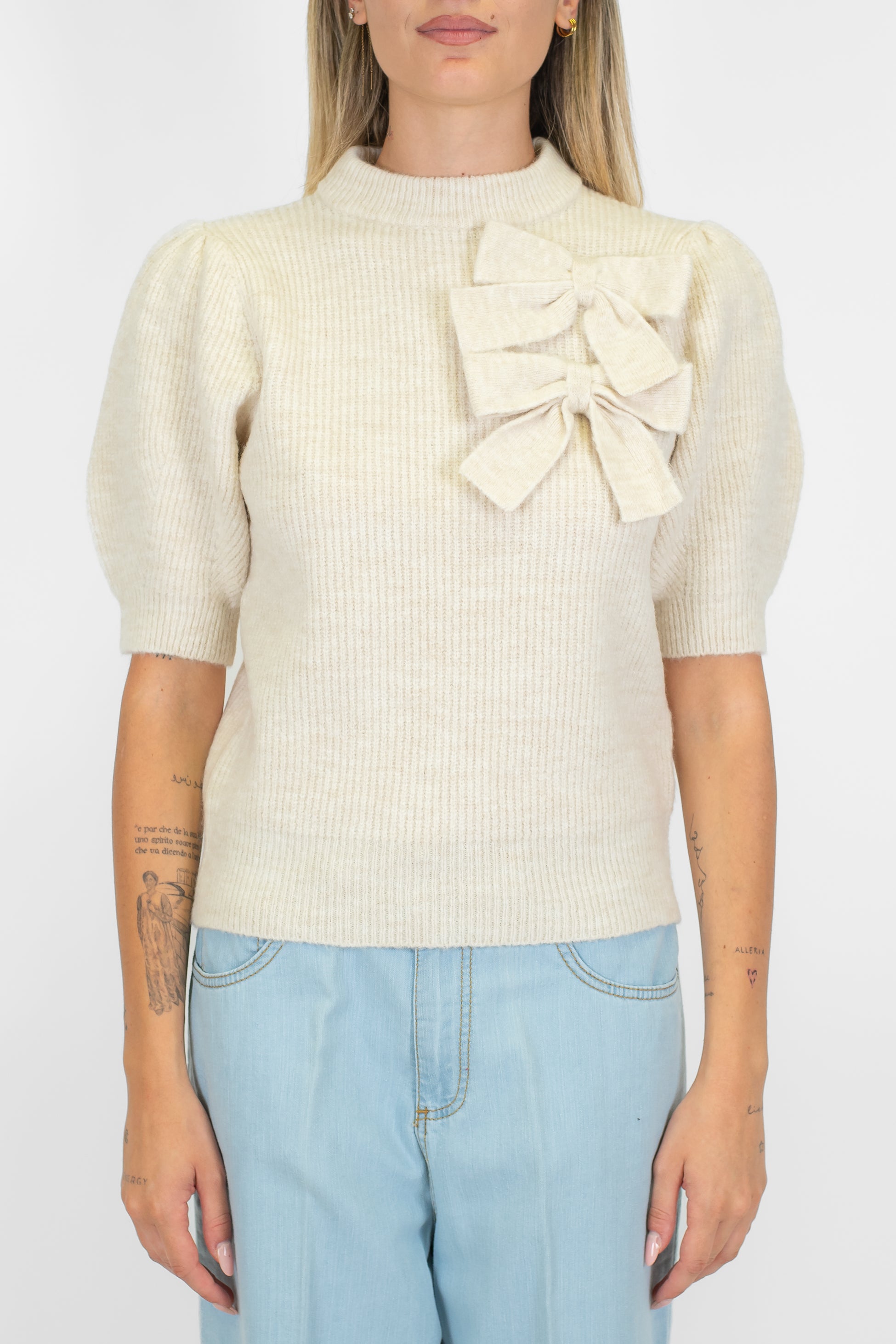Kontatto - Maglia a coste mezzamanica a sbuffo in misto lana con collo cratere e fiocchi