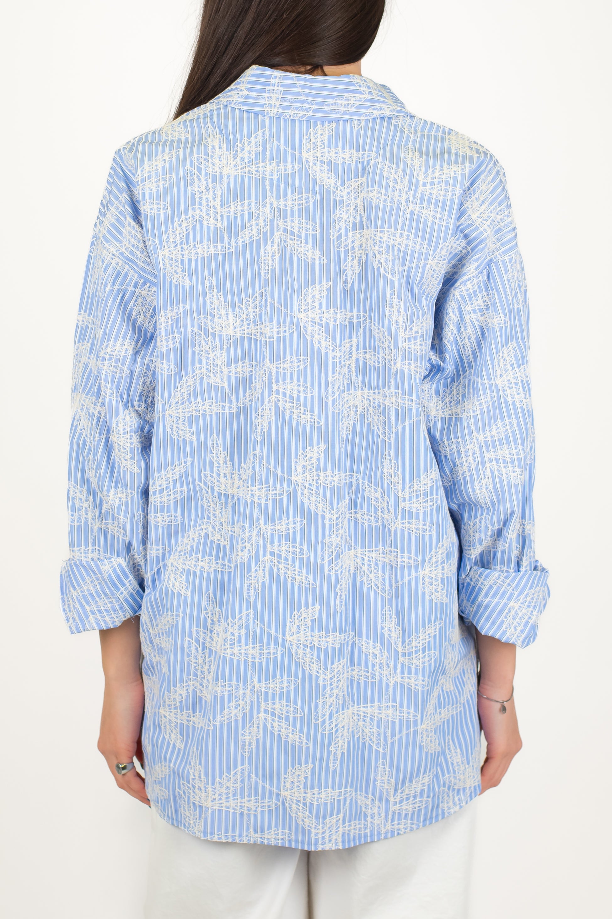 Tensione in - Camicia over a righe con ricami floreali