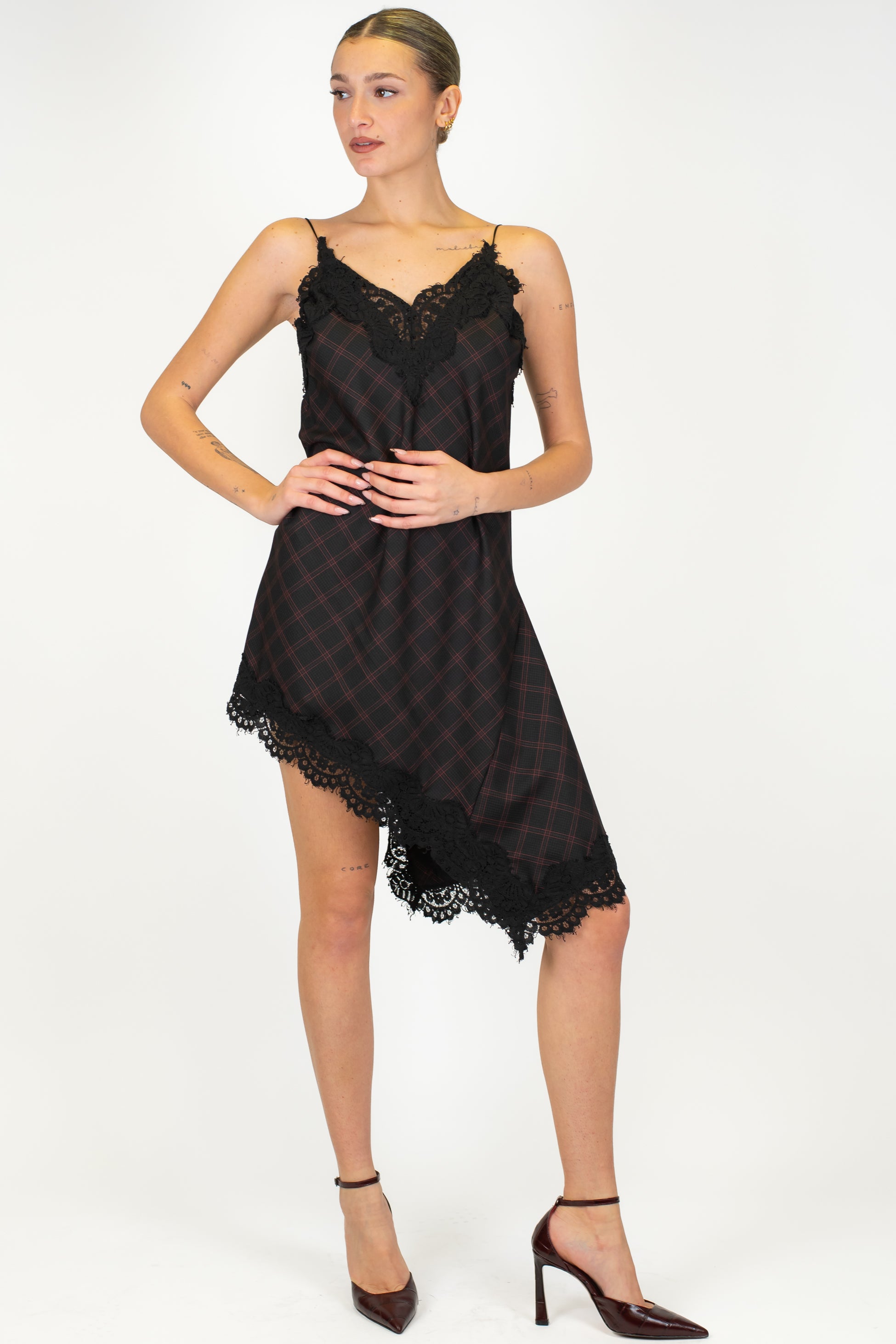 Motel - Abito corto fantasia check con profili in pizzo e asimmetria laterale