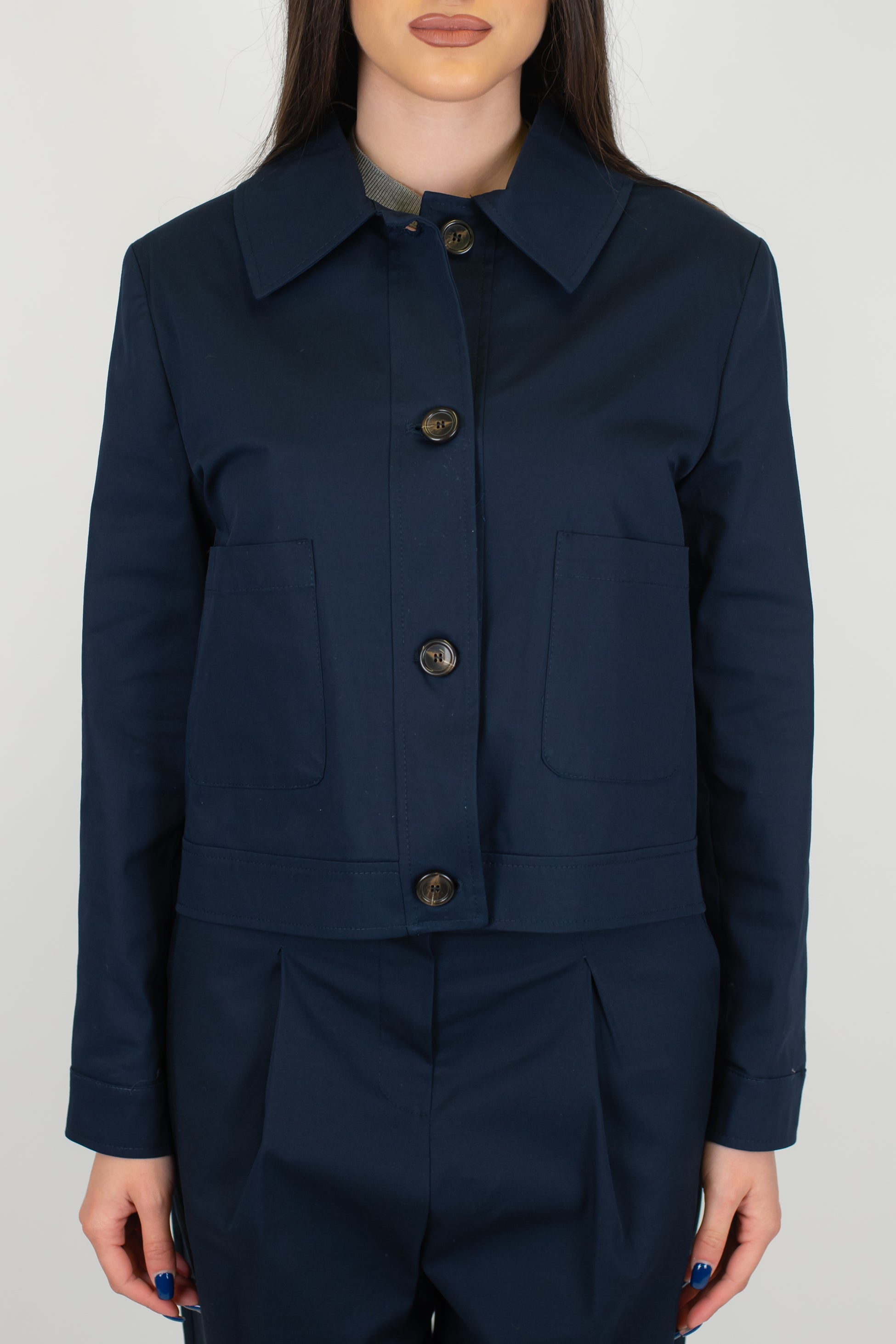 Tensione in - Trench crop con chiusura bottoni