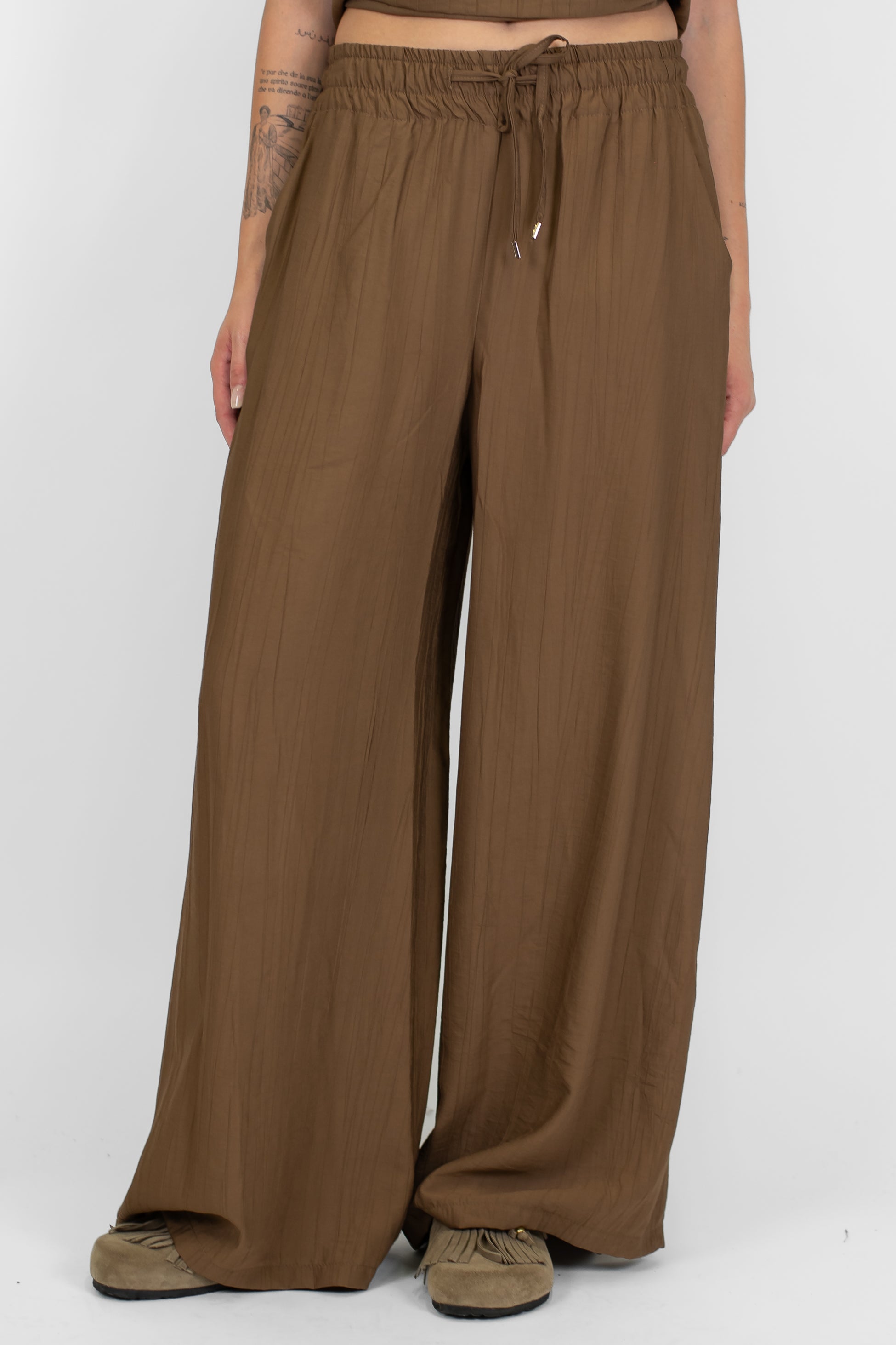 Tensione in - Coordinato t-shirt e pantalone palazzo con coulisse in viscosa leggera