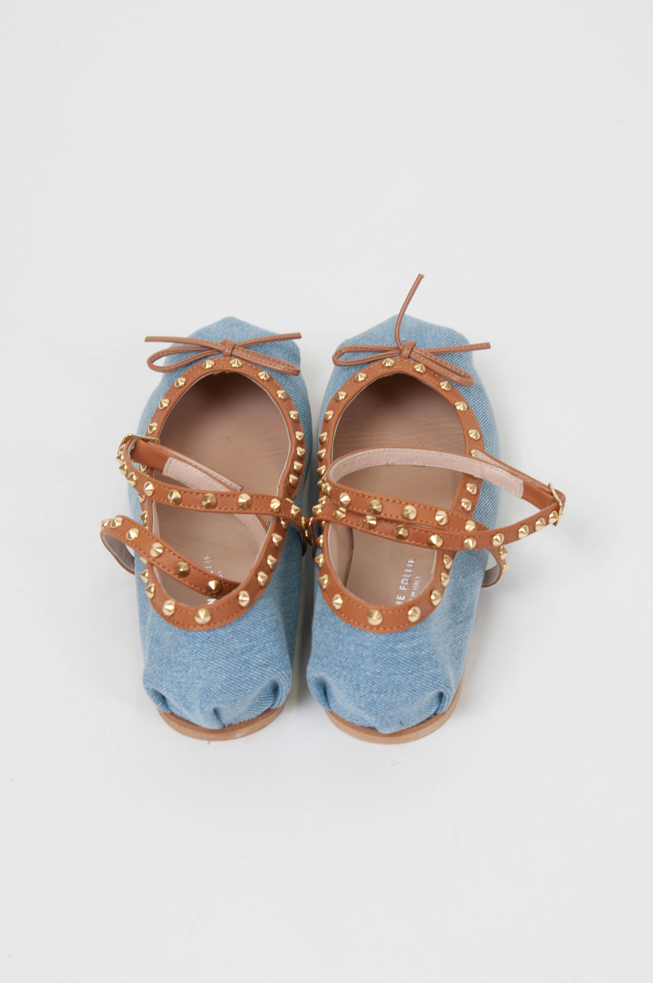 Divine Follie - Ballerina denim con profilo in pelle con borchie e cinturino