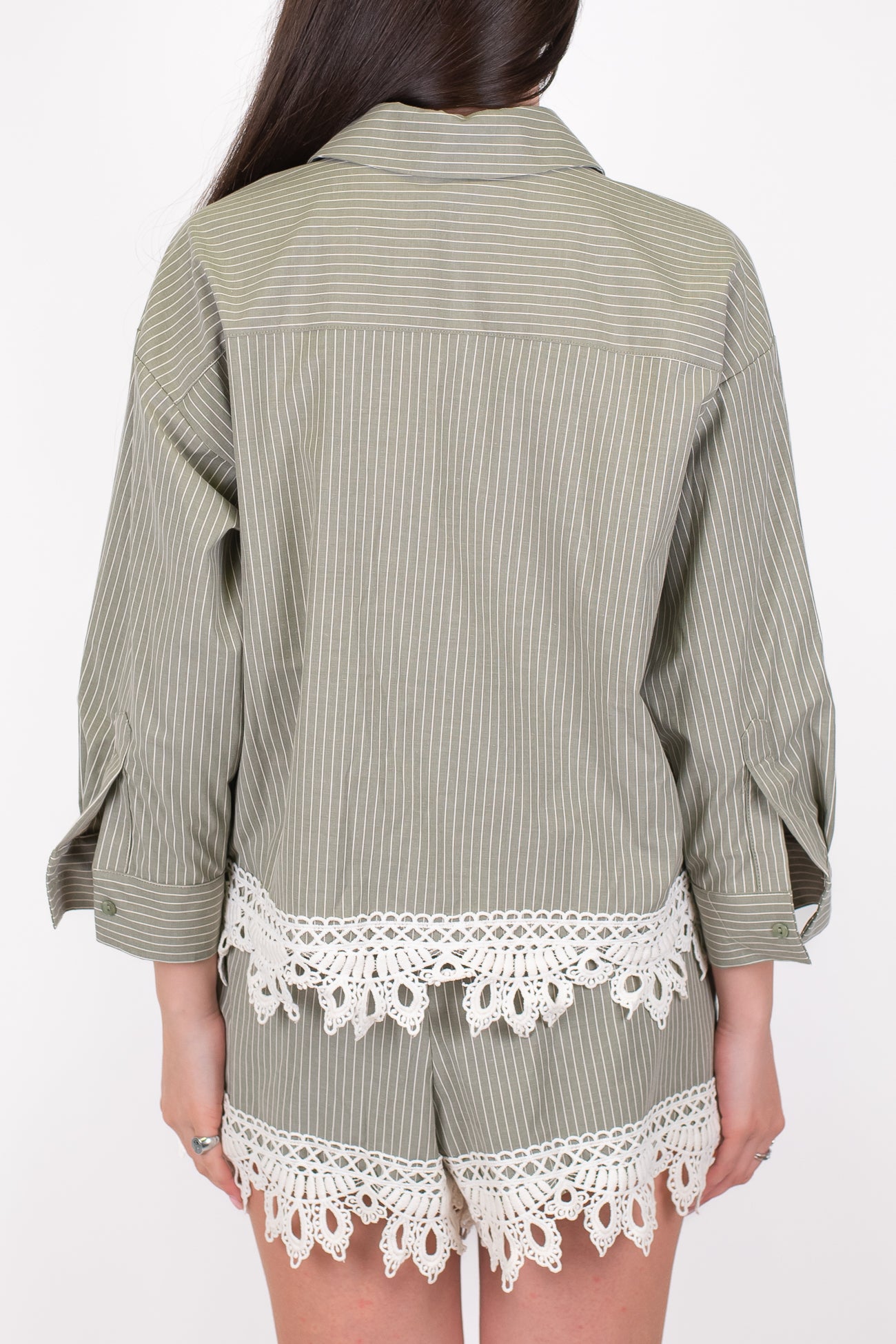 Motel - Coordinato camicia e shorts fantasia a righe con pizzo sul fondo
