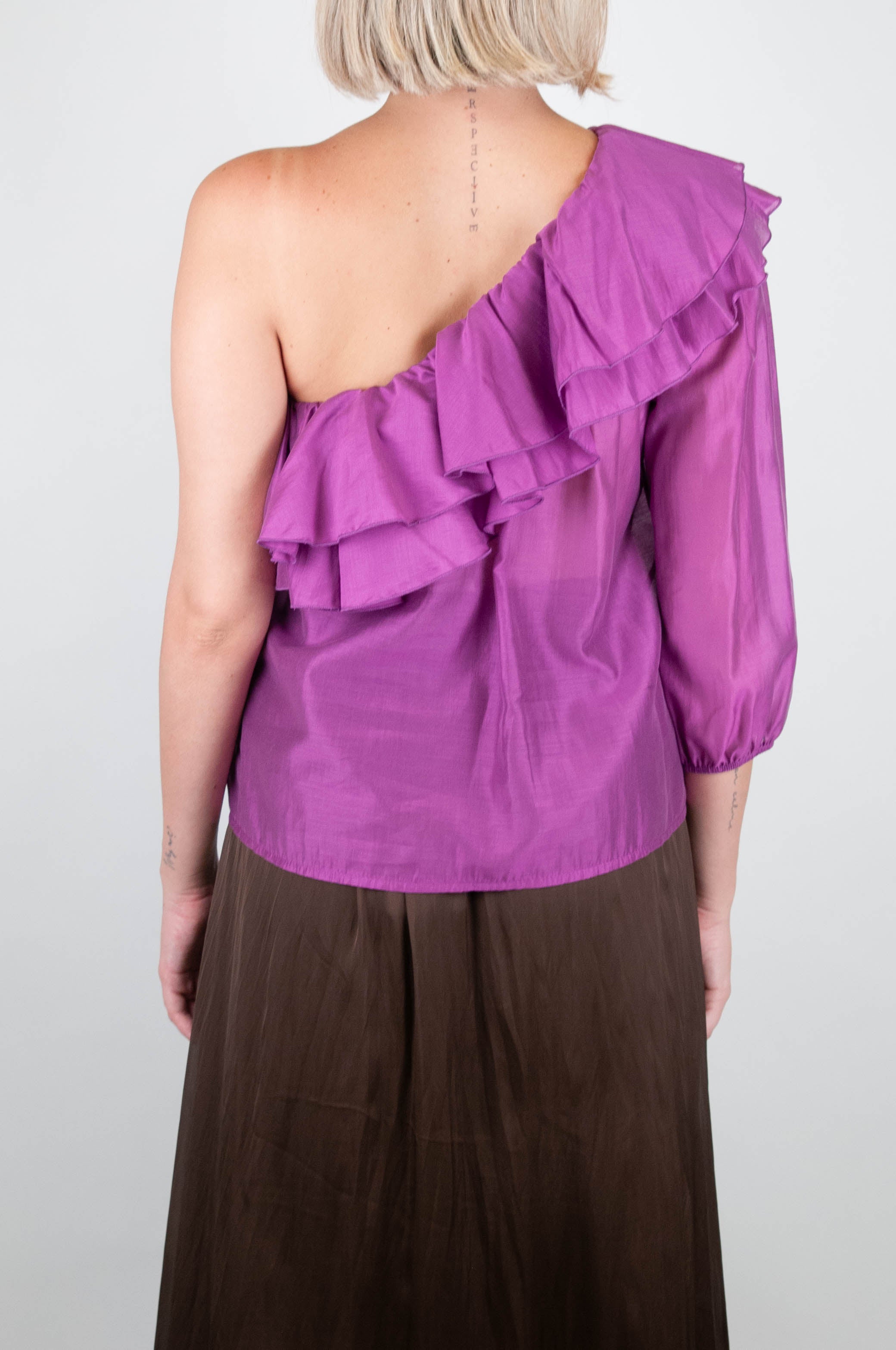 Tensione in - Blusa monospalla con rouches