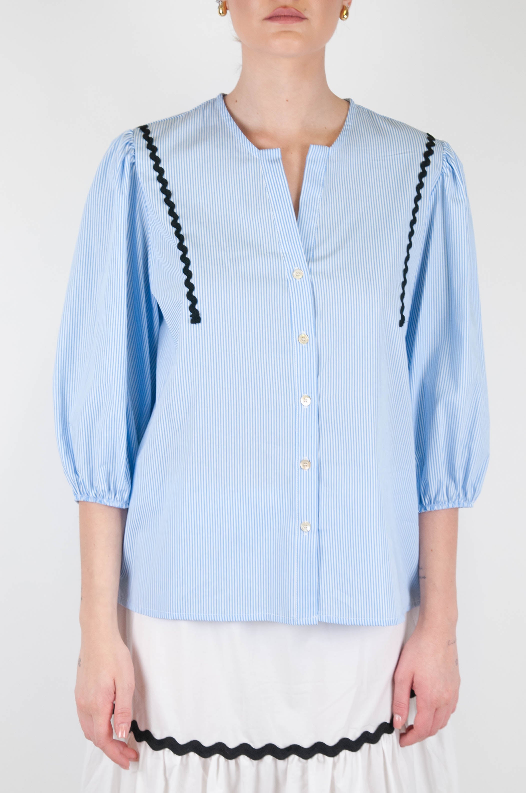 Tension in - Striped shirt with diagonal contrasting embroidery and mandarin collar