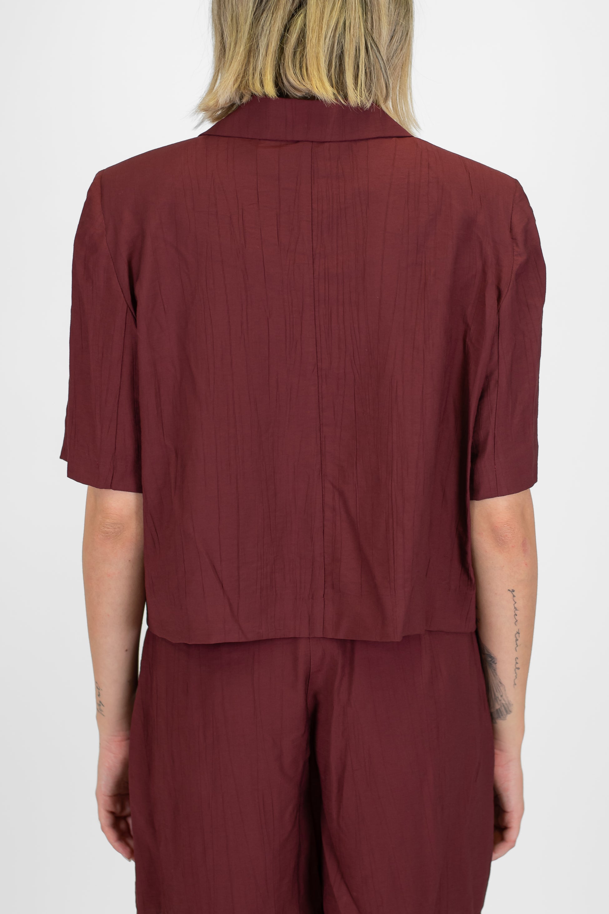 Tensione in - Coordinato in viscosa leggera con giacca crop sfoderata mezzamanica e bermuda