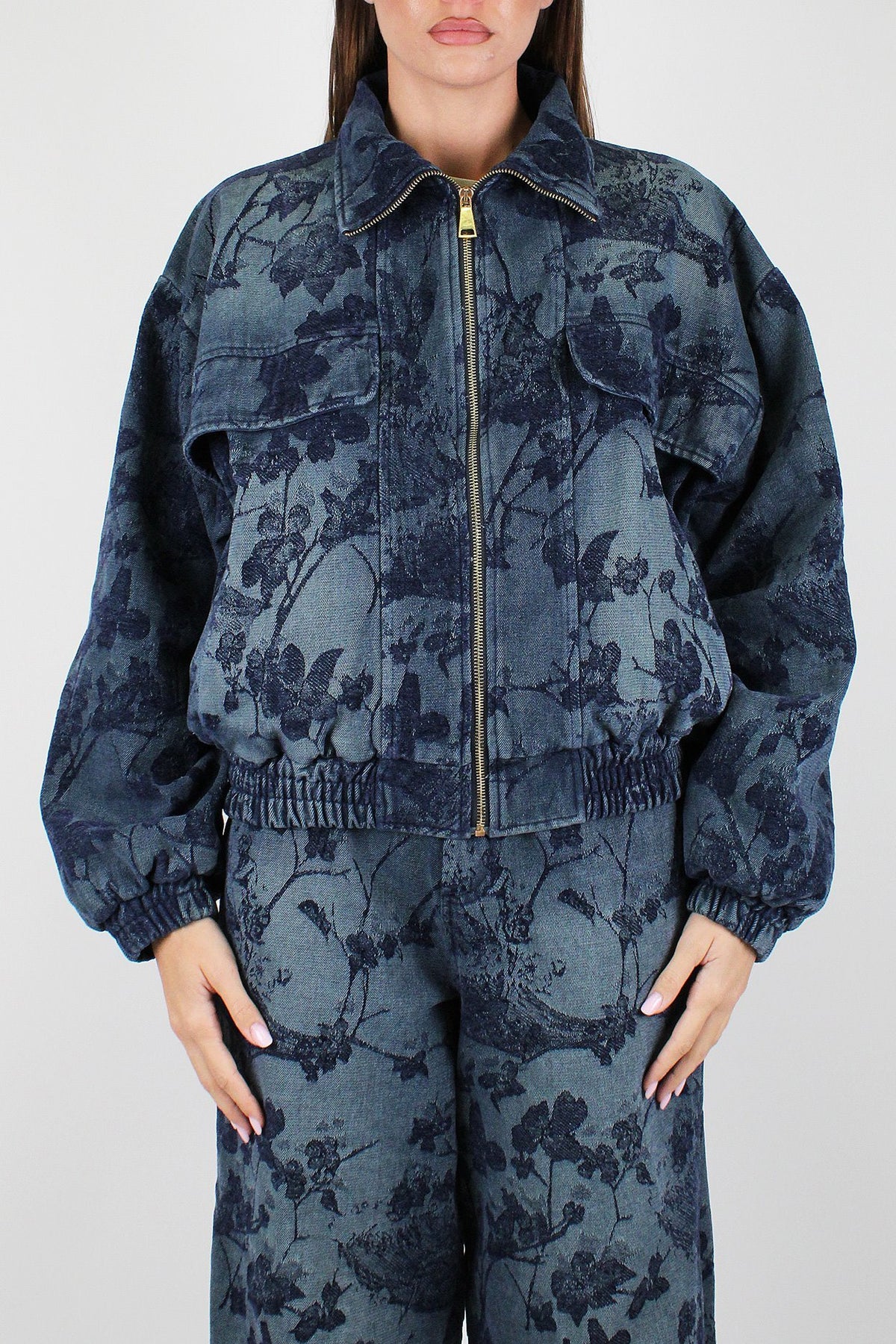 Motel - Bomber effetto denim con fantasia floreale ricamata tono su tono