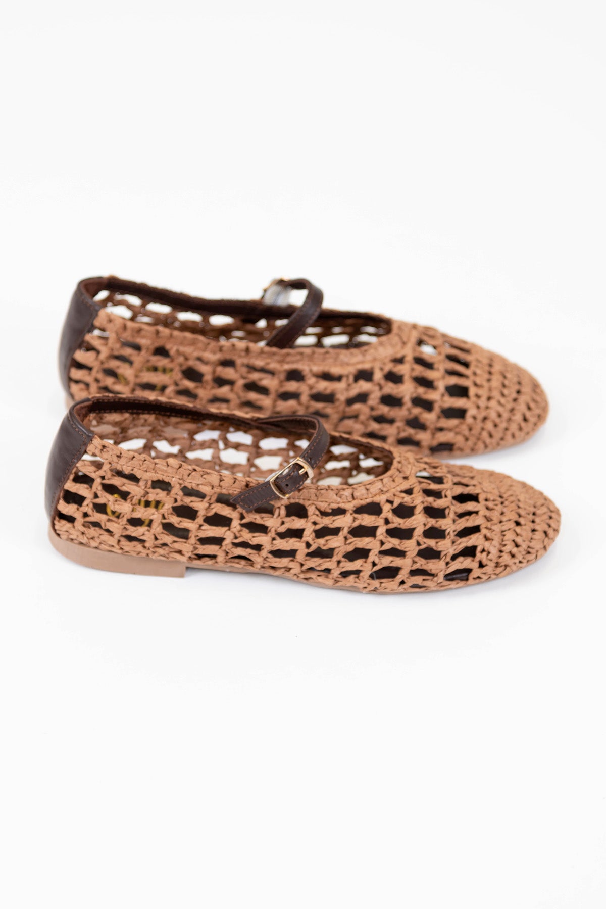 Ovyé - Ballerina in rafia traforata con cinturino in pelle