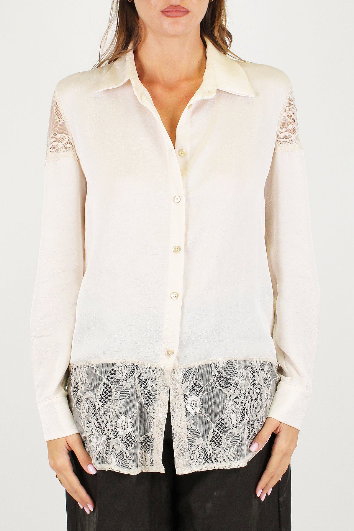 Souvenir - Camicia con ricami in pizzo sulle spalle e sul fondo