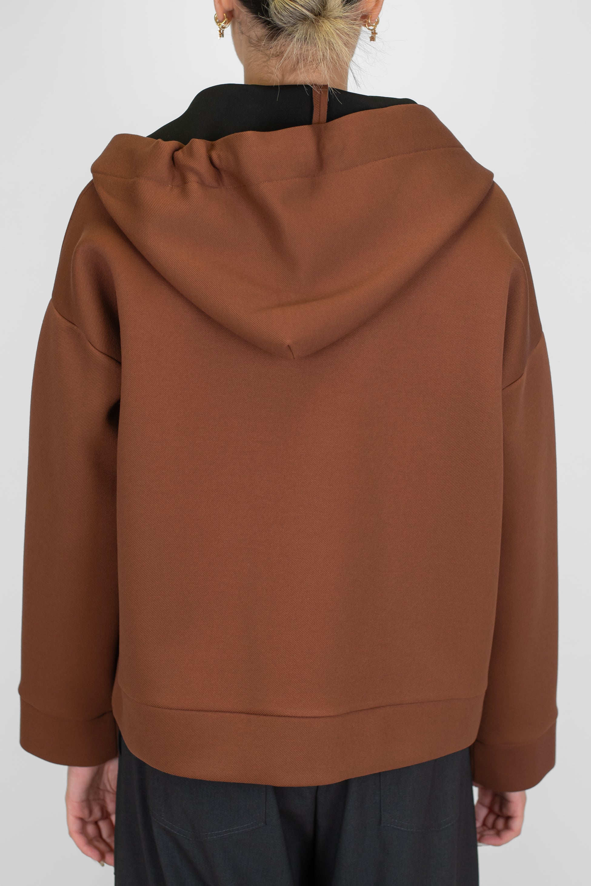 Tensione in - Felpa in neoprene con cappuccio e chiusura con zip