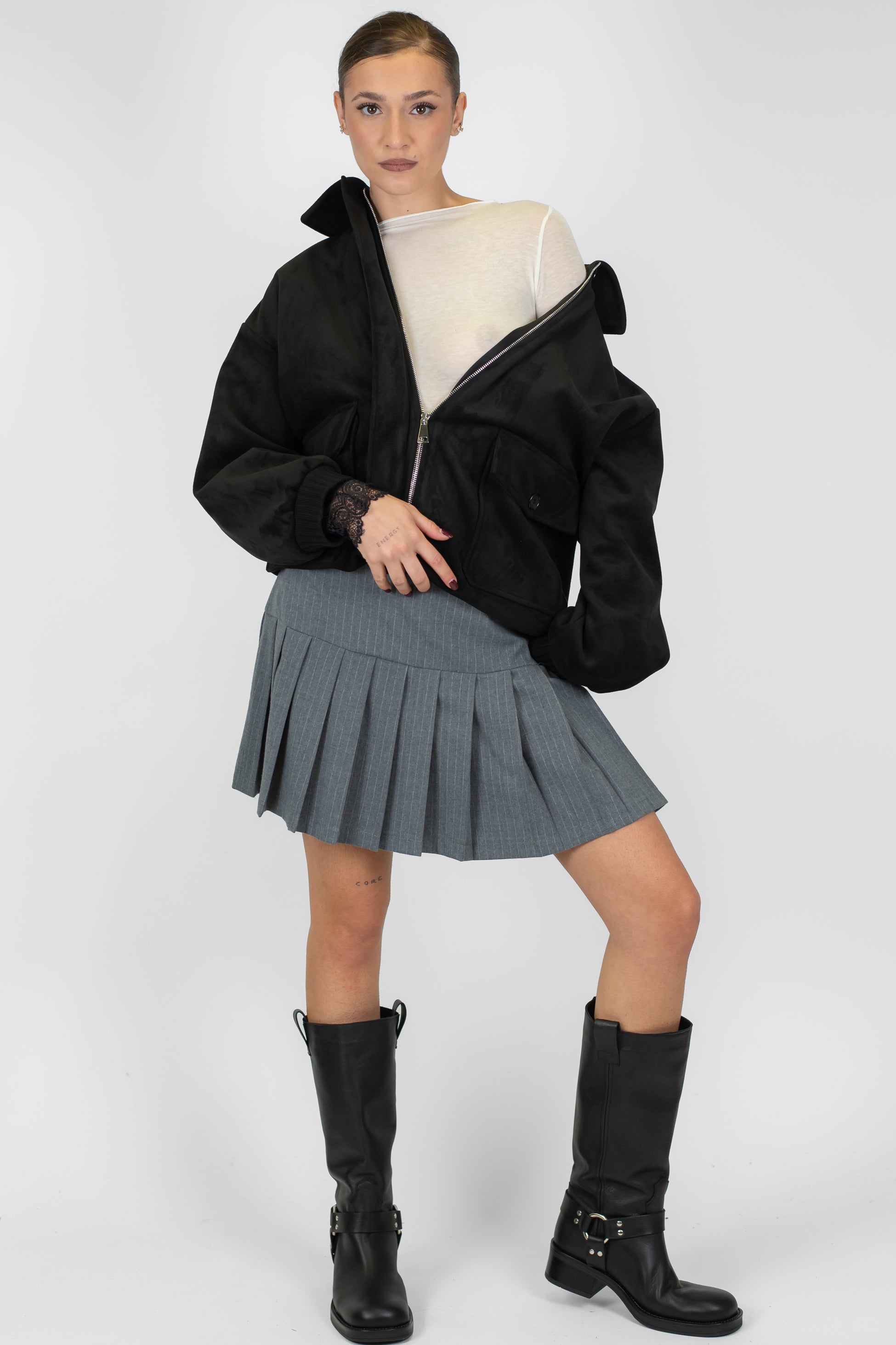 Tensione in - Minigonna gessata con plissé e chiusura zip laterale