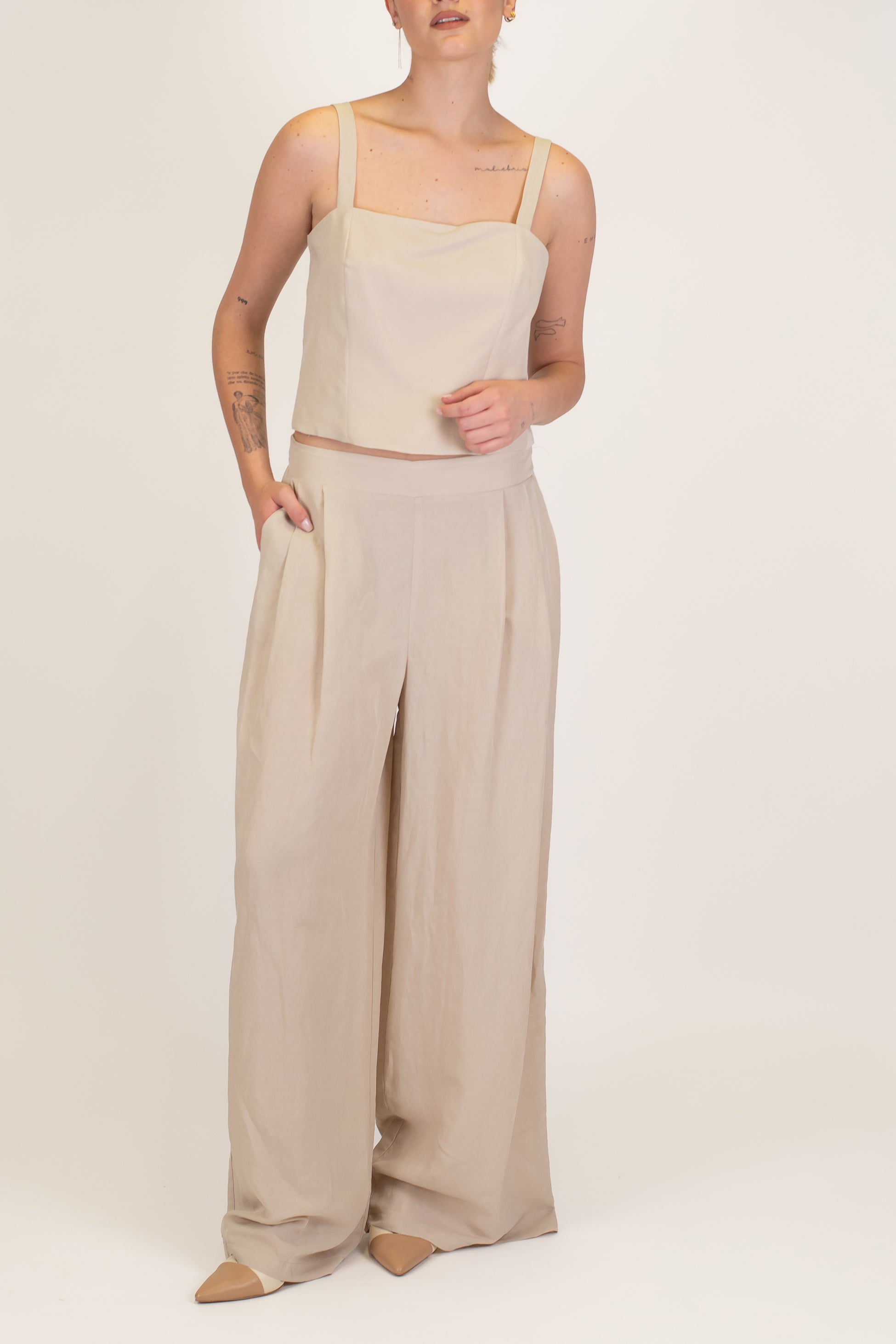 Tensione in - Coordinato in misto viscosa e lino con top bretelle e pantalone palazzo con pinces ed elastico sul retro