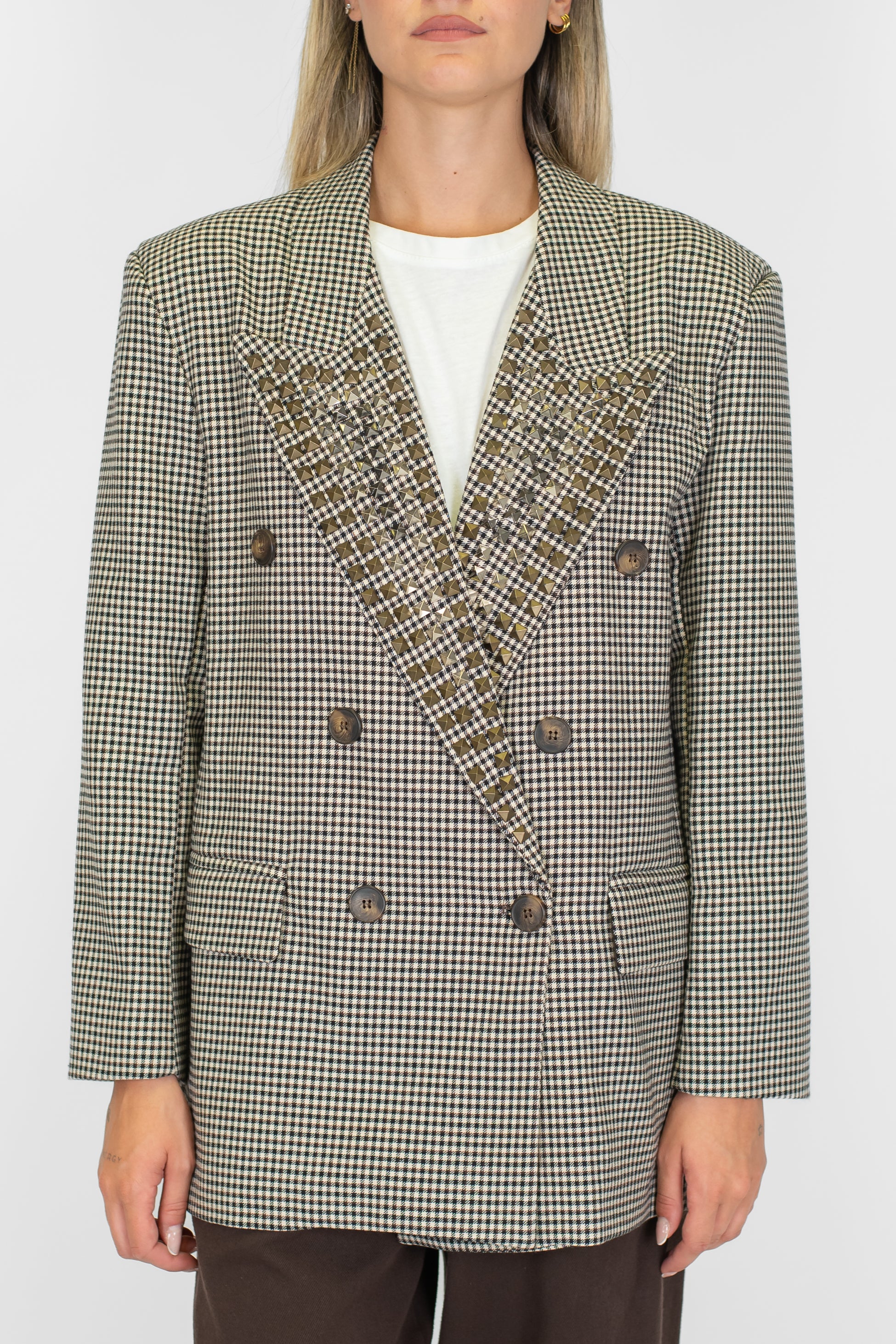 Tensione in - Giacca doppiopetto con spalline fantasia pied de poule con rever borchiato