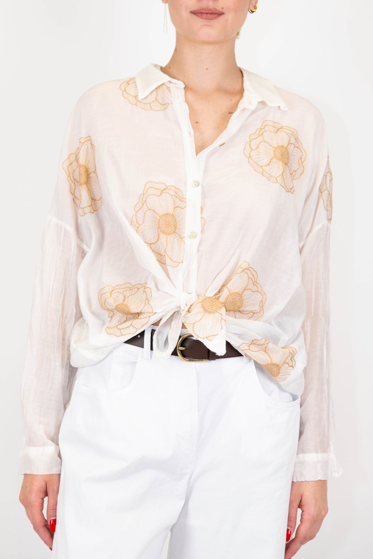 Tensione in - Camicia in misto seta con ricami floreali a contrasto