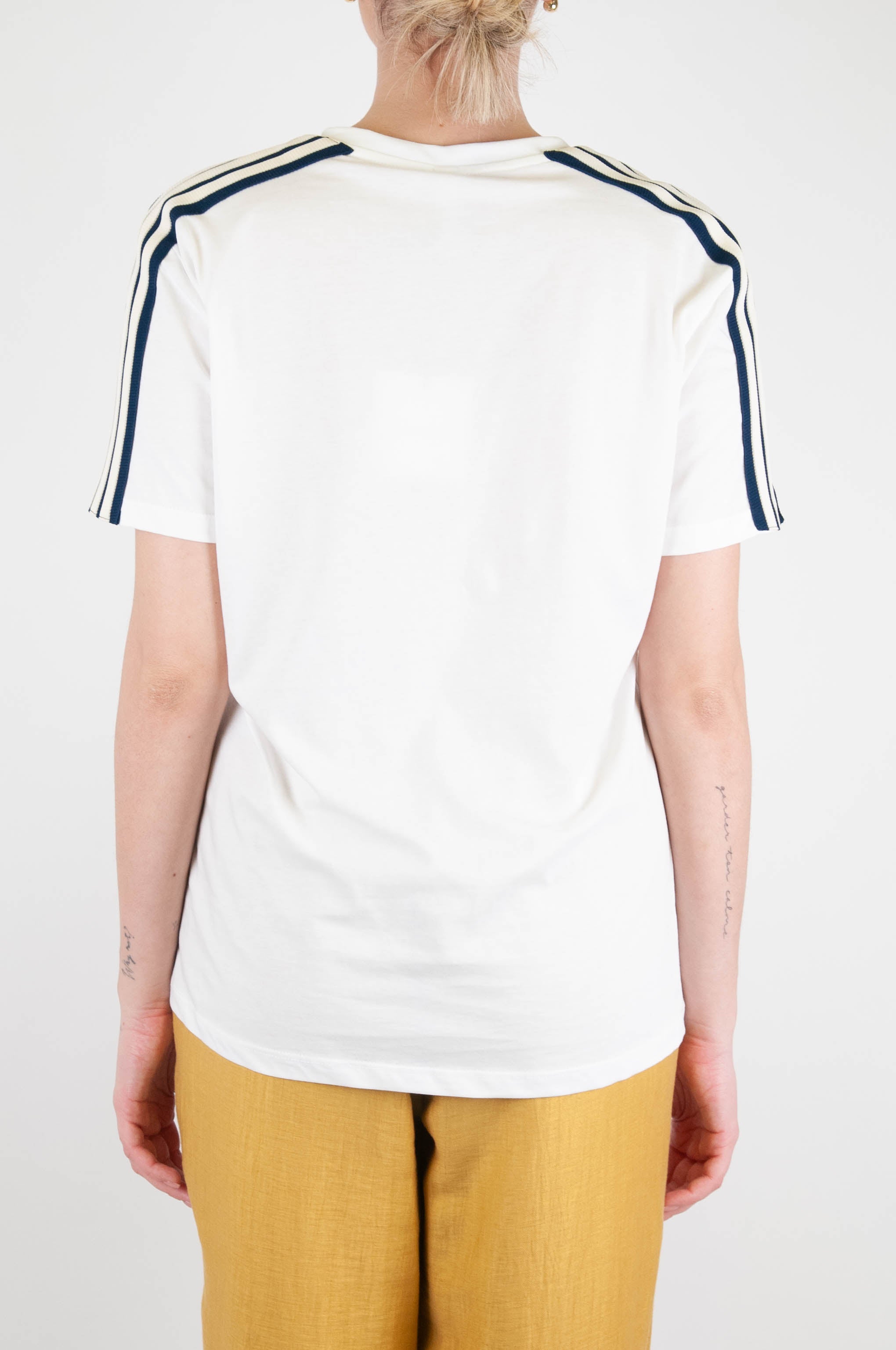 Tension in - V-neck T-shirt with contrasting band along the sleeves