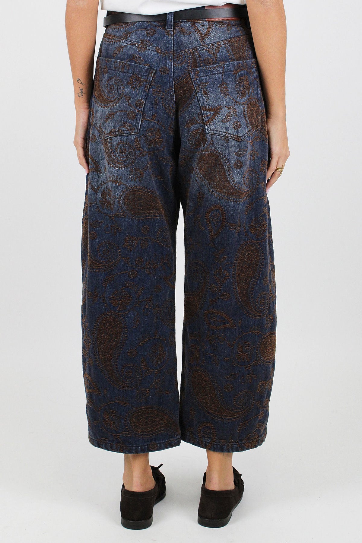 Tensione in - Jeans balloon crop con ricami a contrasto