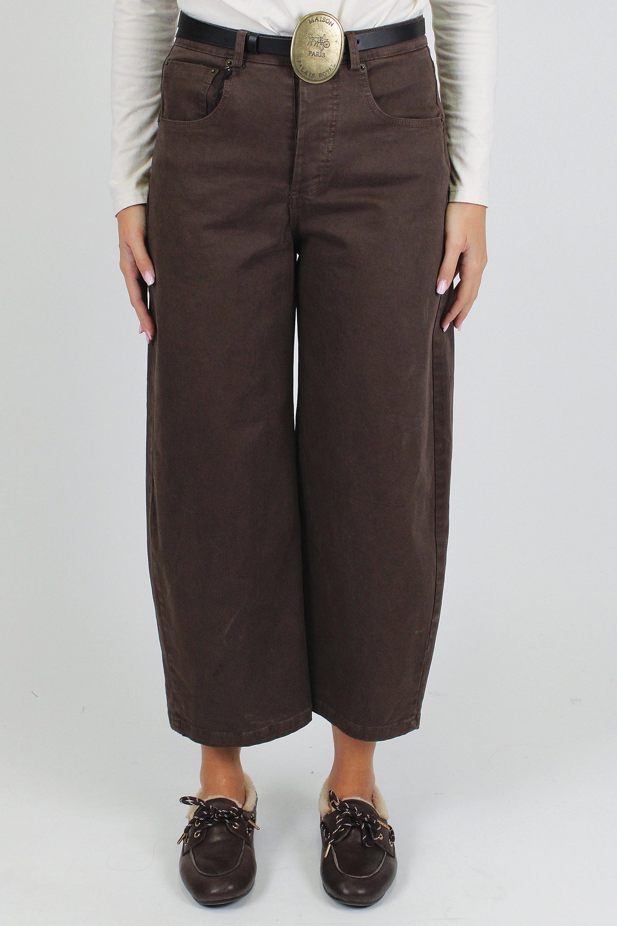 Tensione in - Pantalone balloon crop in denim colorato con cintura