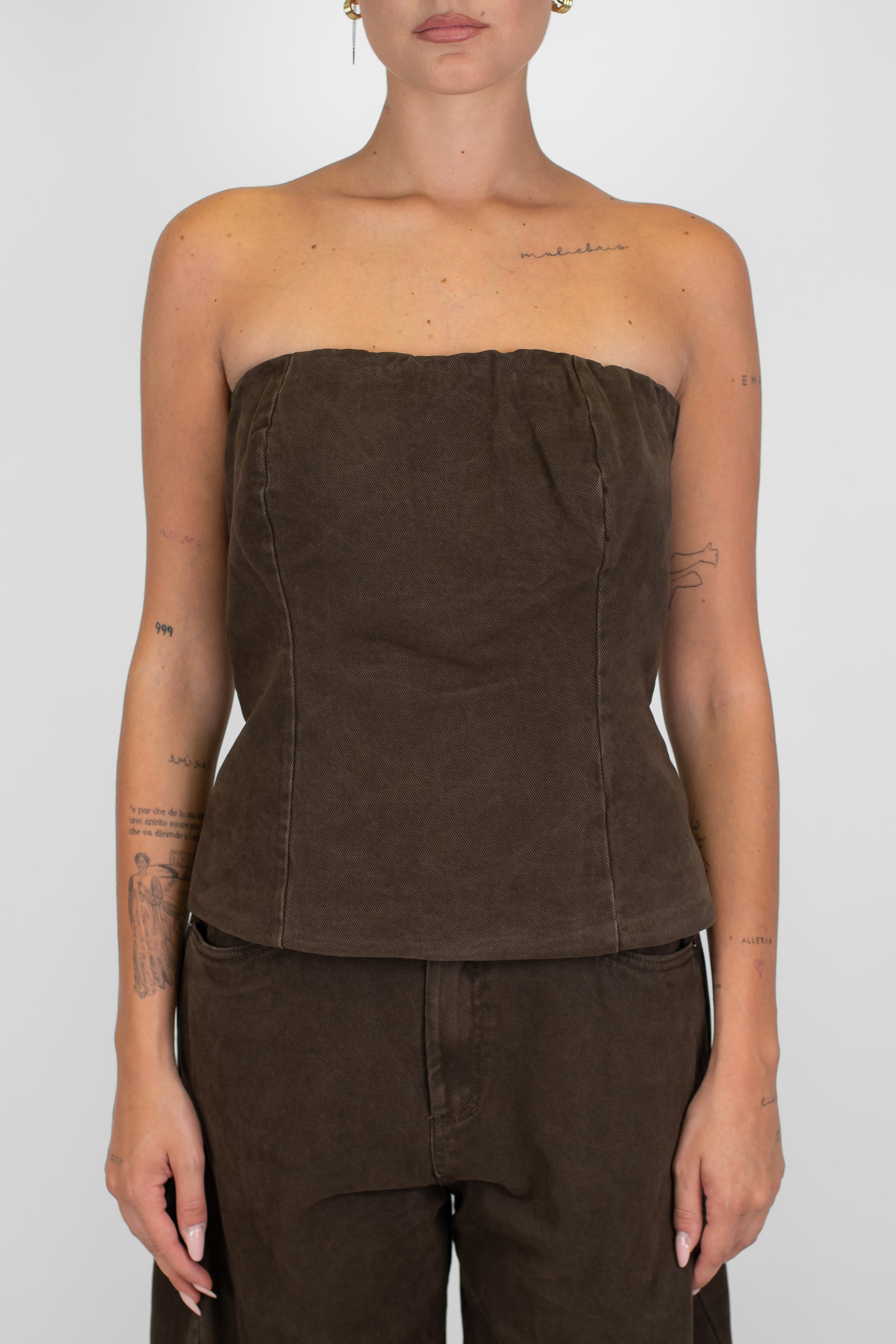 Tensione in - Top a fascia in denim colorato con elastico sul retro