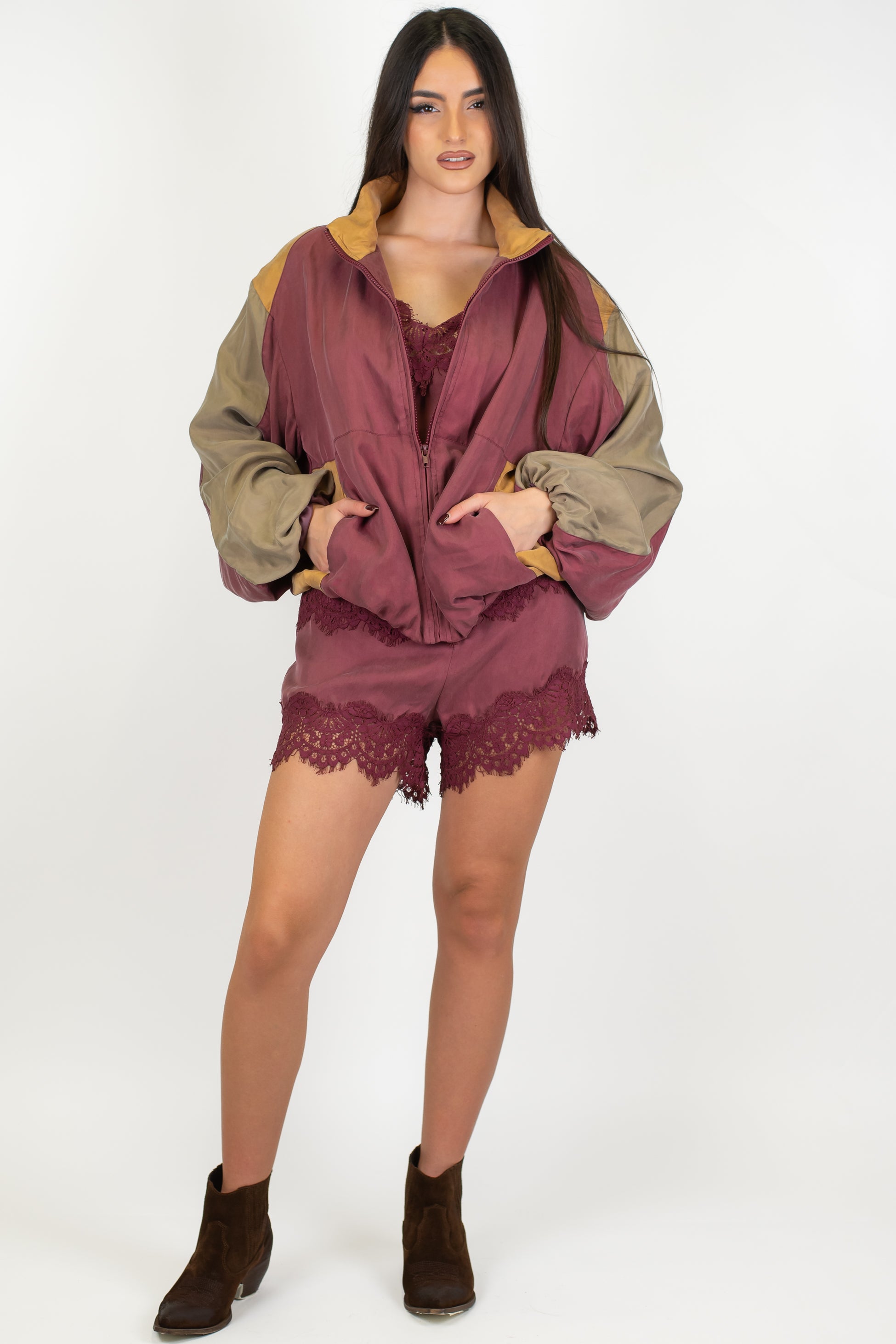 Tensione in - Shorts in cupro con ricami in pizzo