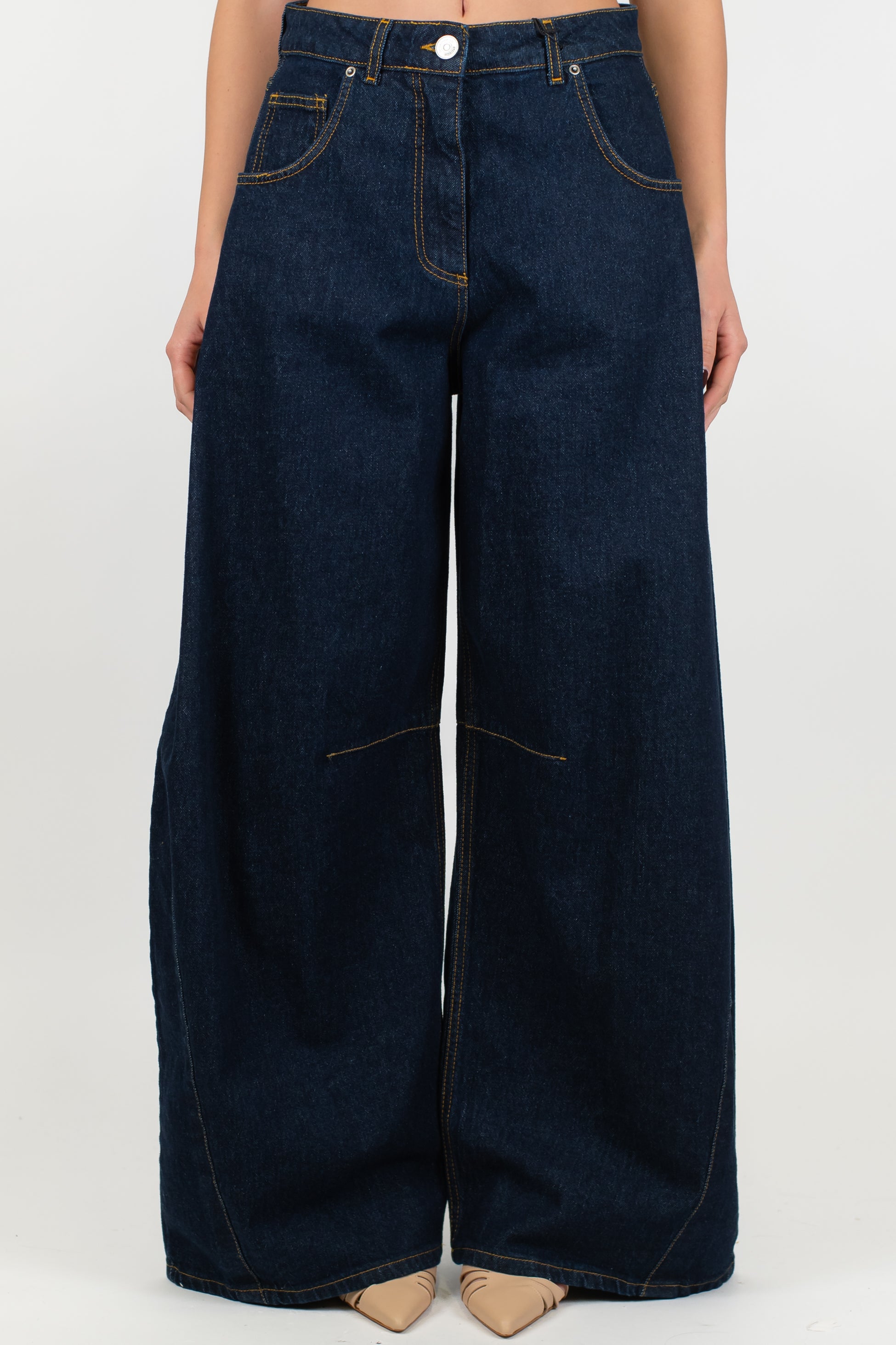 Tensione in - Jeans palazzo lavaggio scuro con pinces sul ginocchio modello Louvre