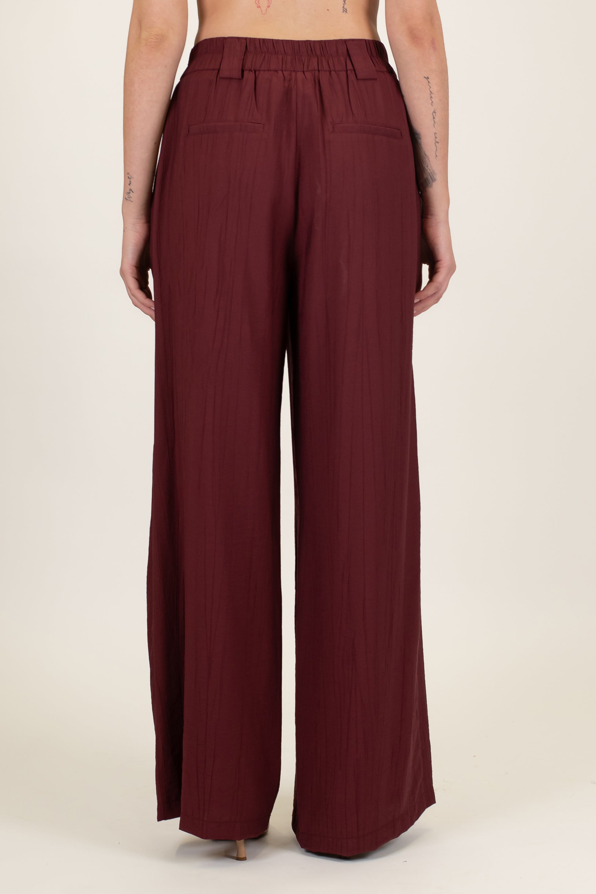 Tensione in - Tailleur in viscosa leggera con giacca monopetto e pantalone palazzo con elastico sul retro