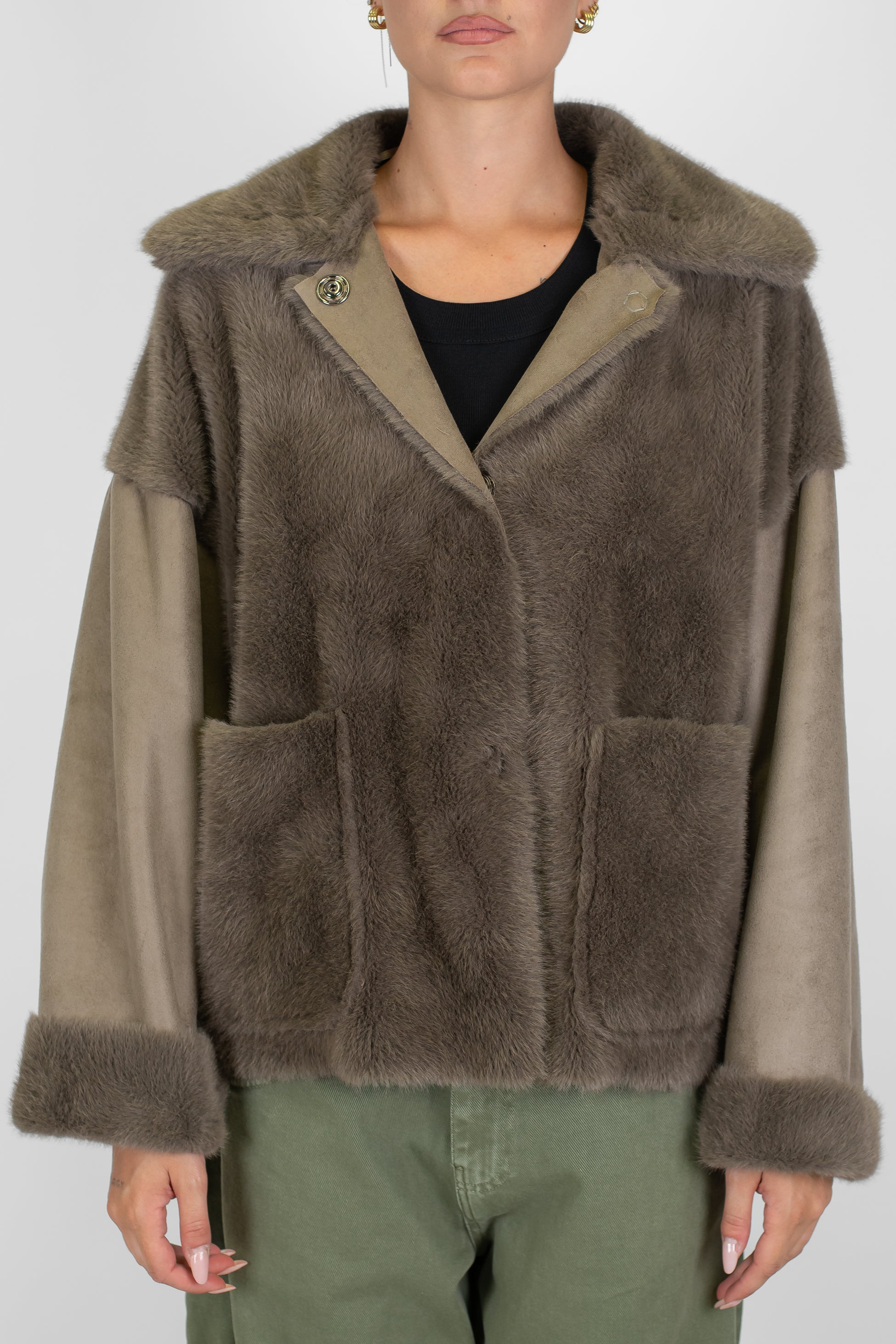 Tensione in - Ecomontone pellicciato con chiusura a bottoni