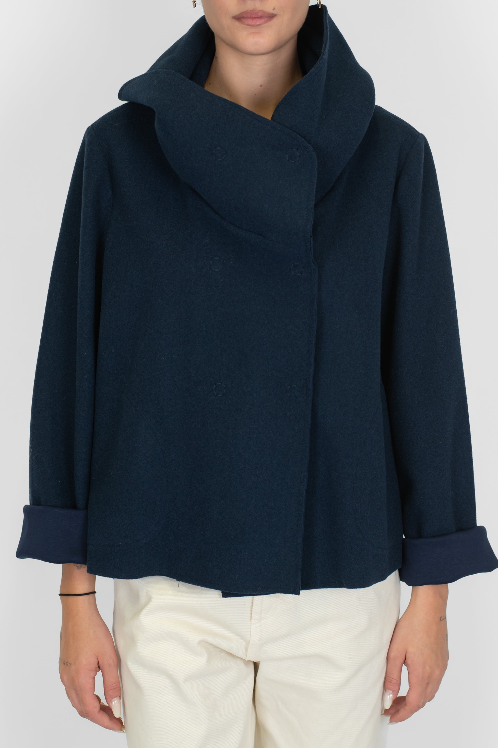 Tensione in - Cappetta doppiopetto in panno con cappuccio