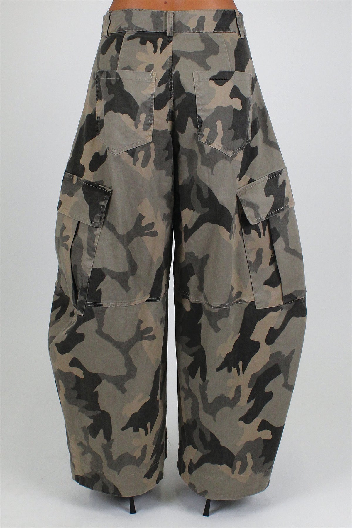 Tensione in - Pantalone barrel cargo fantasia camouflage