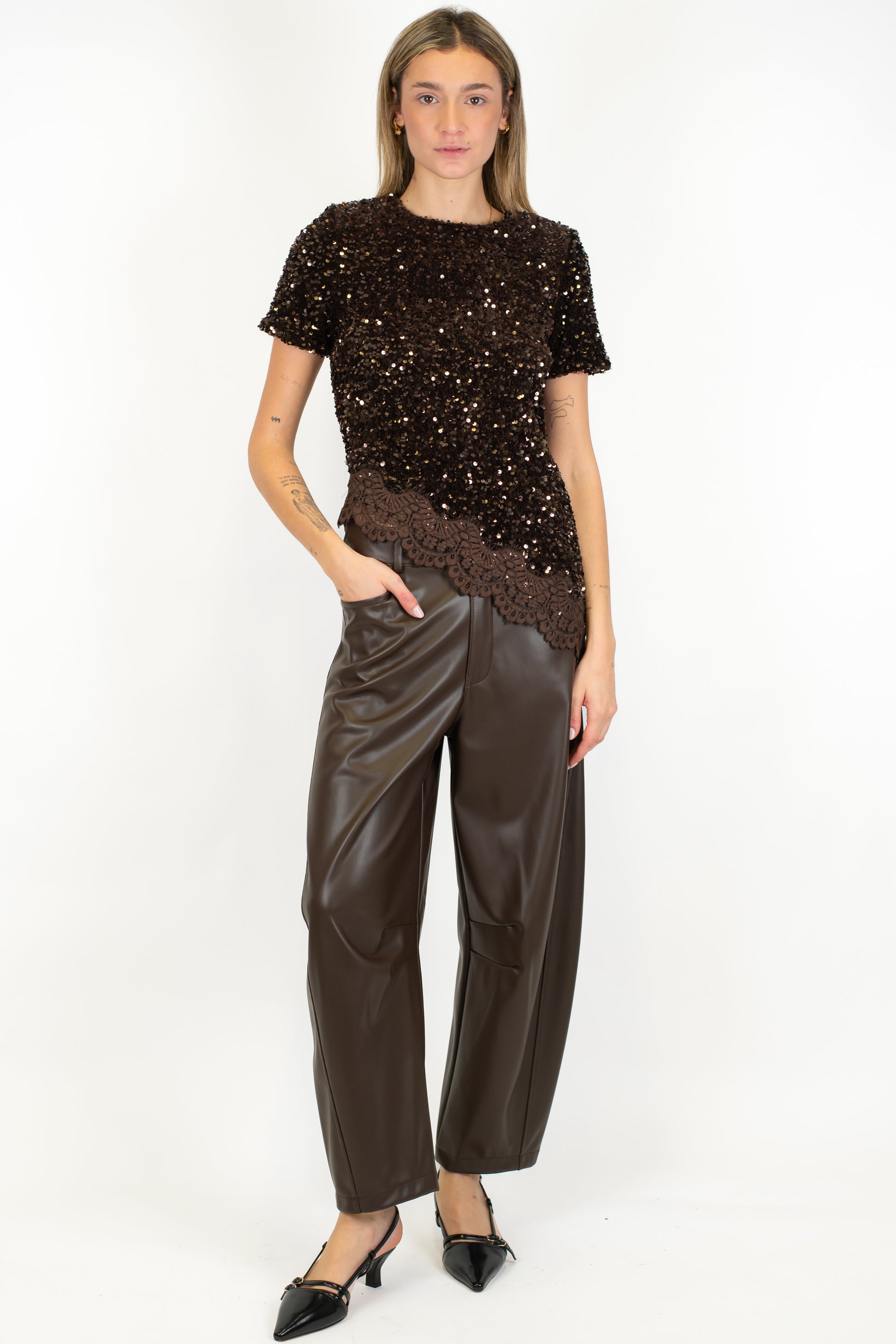 Motel - T-shirt paillettes con fondo asimmetrico in pizzo e bottoncino sul retro