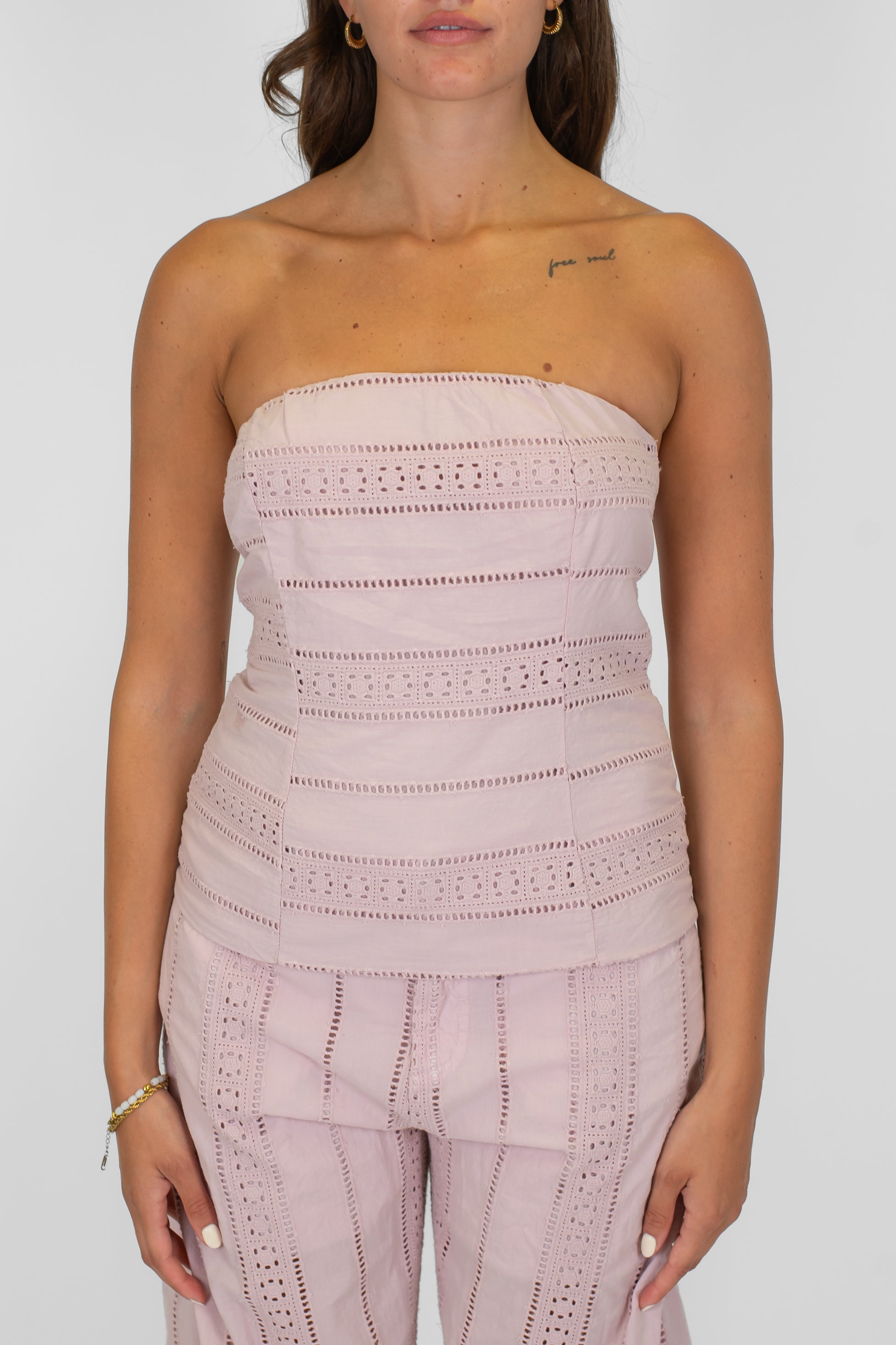 Tensione in - Top a fascia con ricami in pizzo sangallo