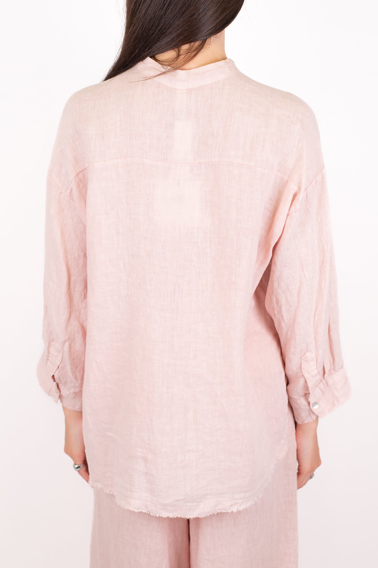 Tensione in - Camicia in puro lino con collo coreano e taschino