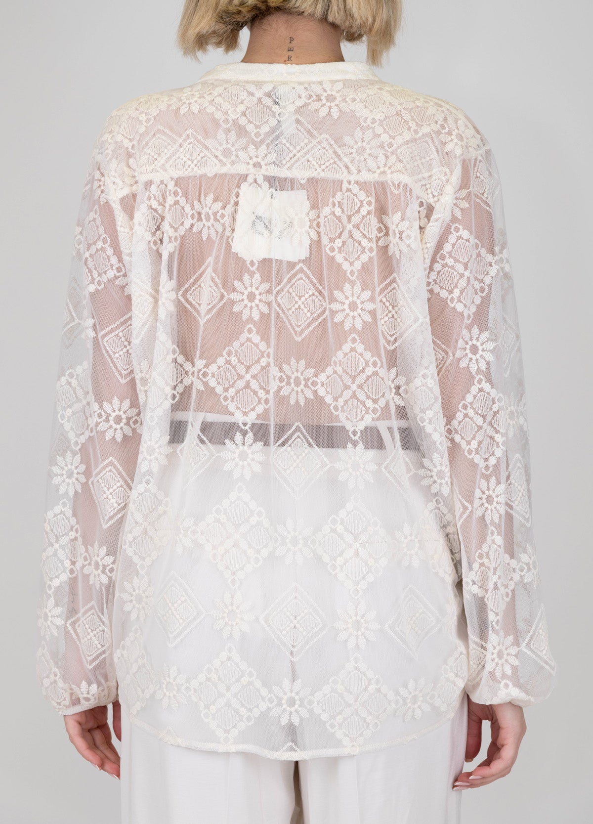 Tensione in - Camicia con ricami in crochet e collo coreano con laccio