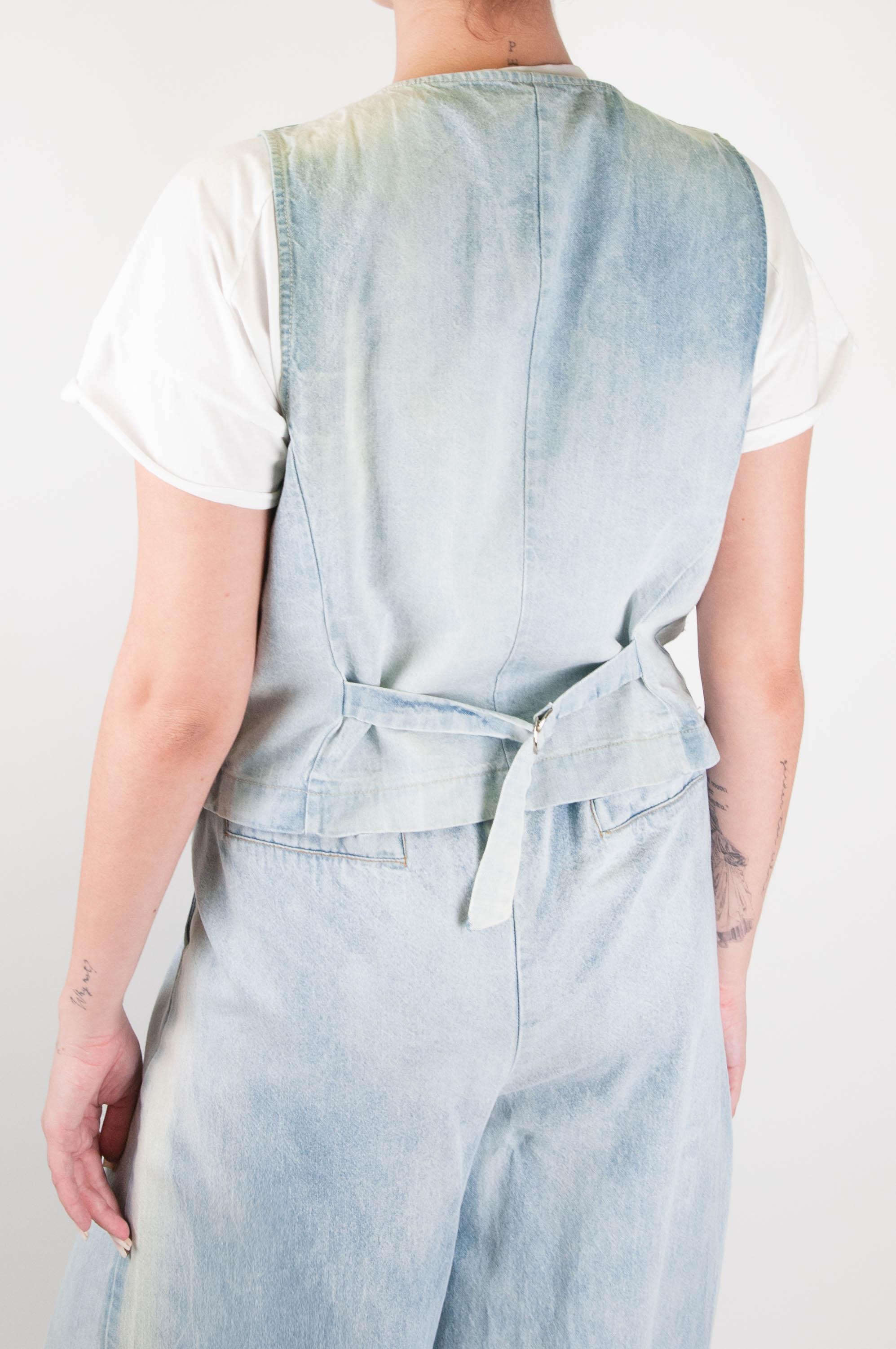 Tensione in - Gilet effetto denim con spilla fiore