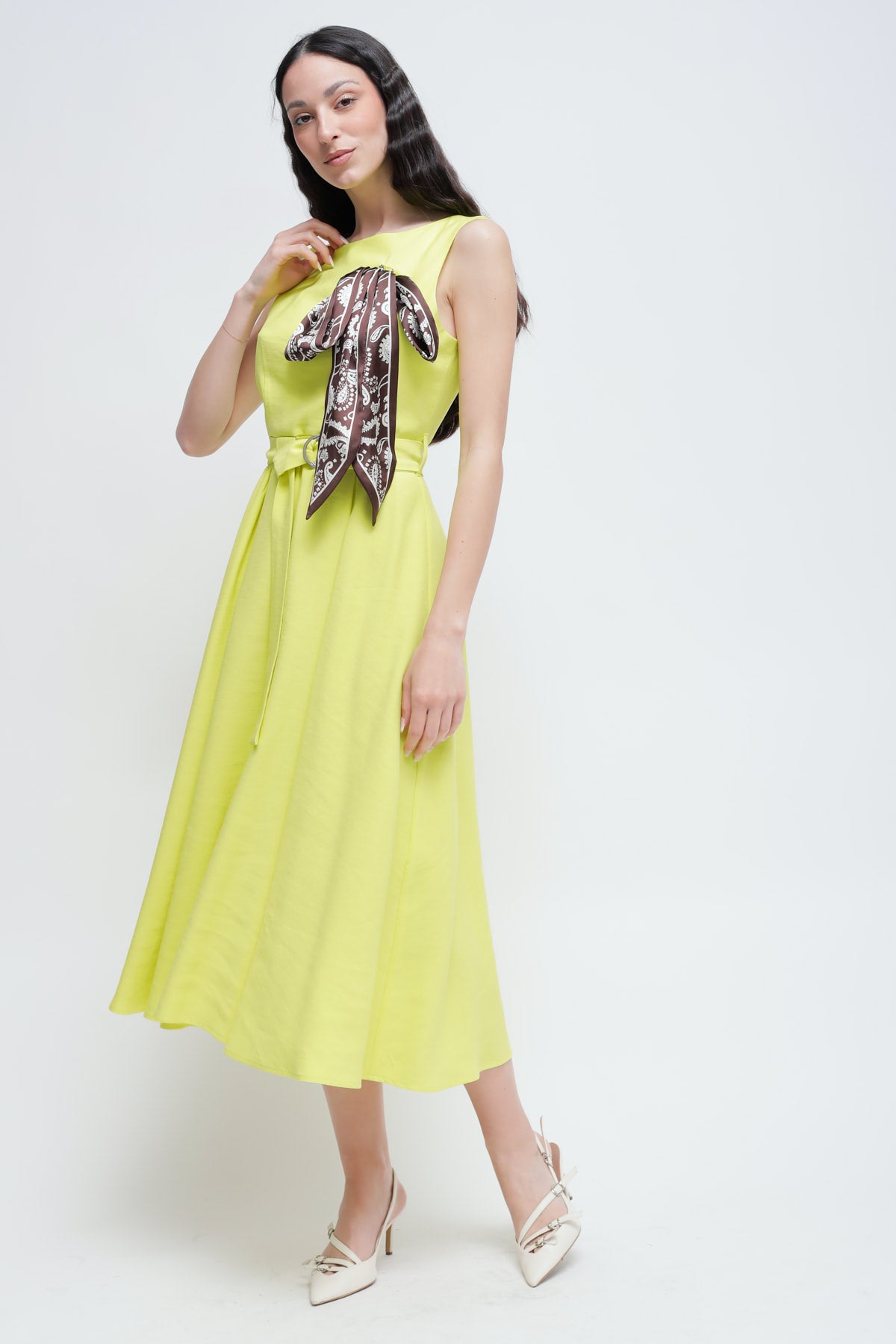 Maryley - Abito lungo giromaniche con spilla foulard e chiusura zip sul retro