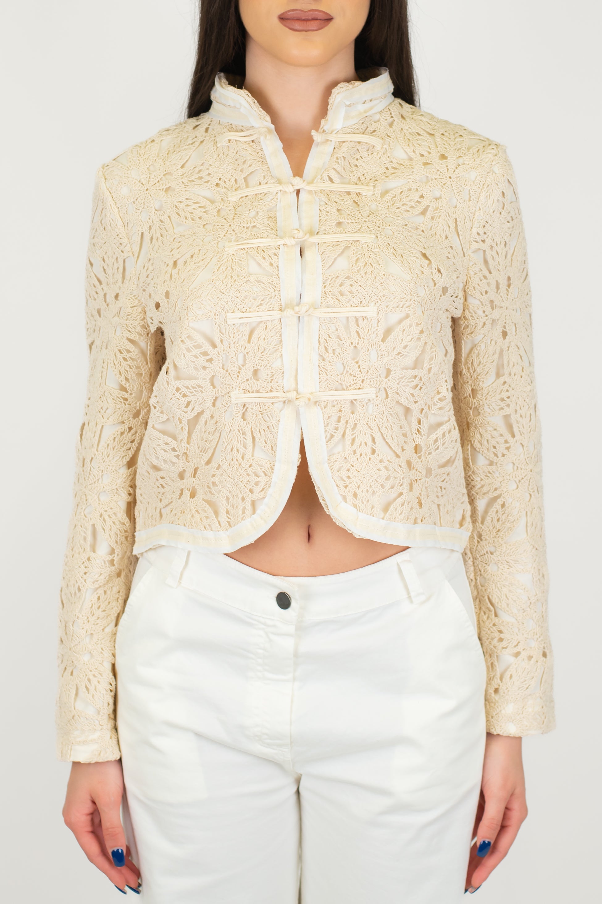 Tensione in - Giacca crop in crochet con chiusura alamari e collo coreano