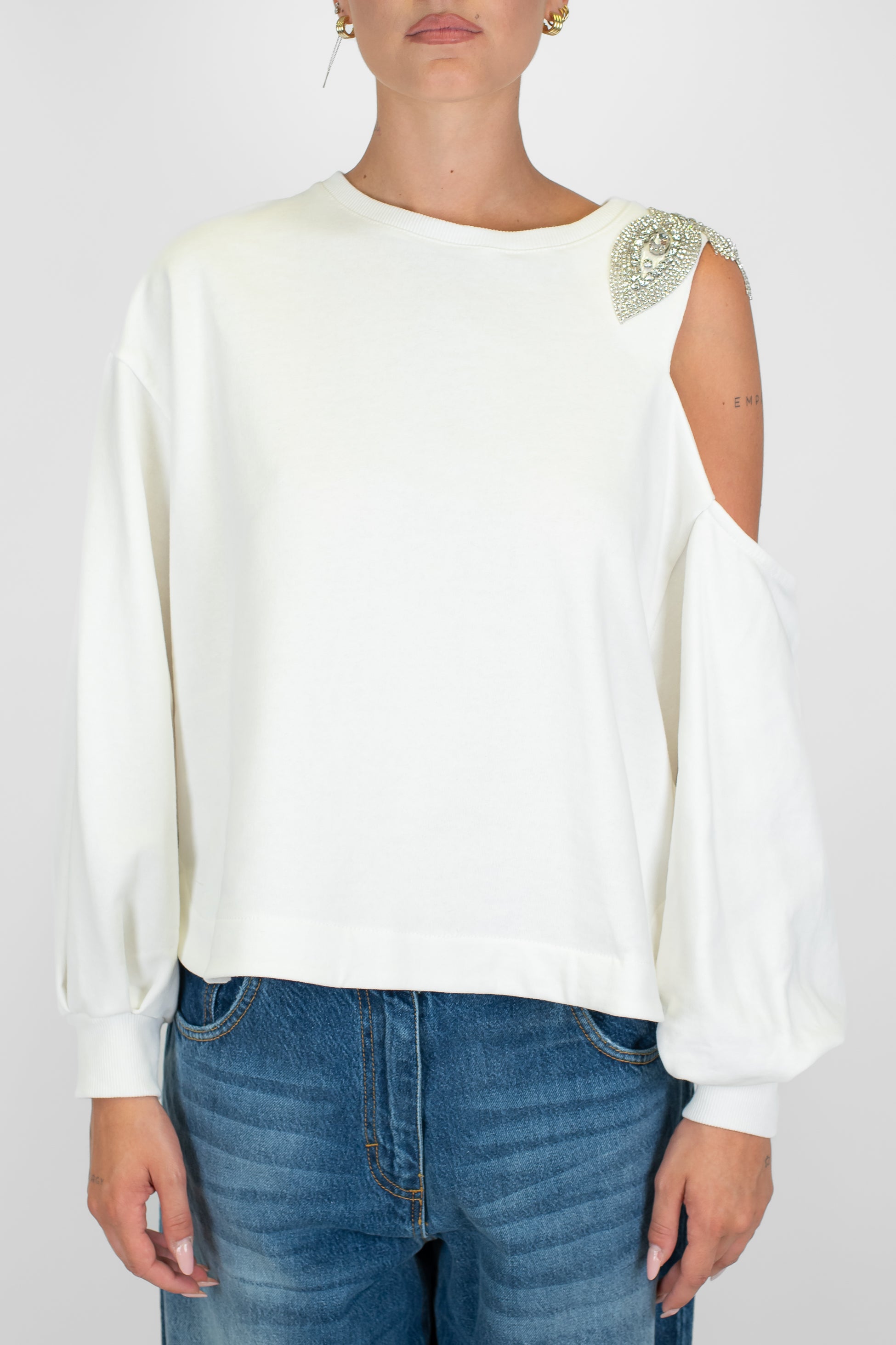 Tensione in - Felpa cut-out con applicazioni strass sulla spalla