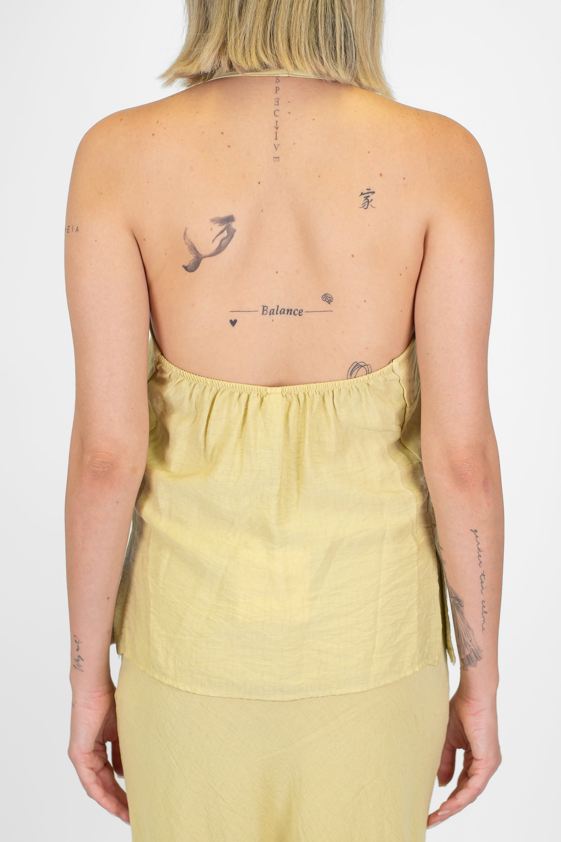 Tensione in - Gilet chiusura scollo fronte-retro con allaccio al collo e laccetti