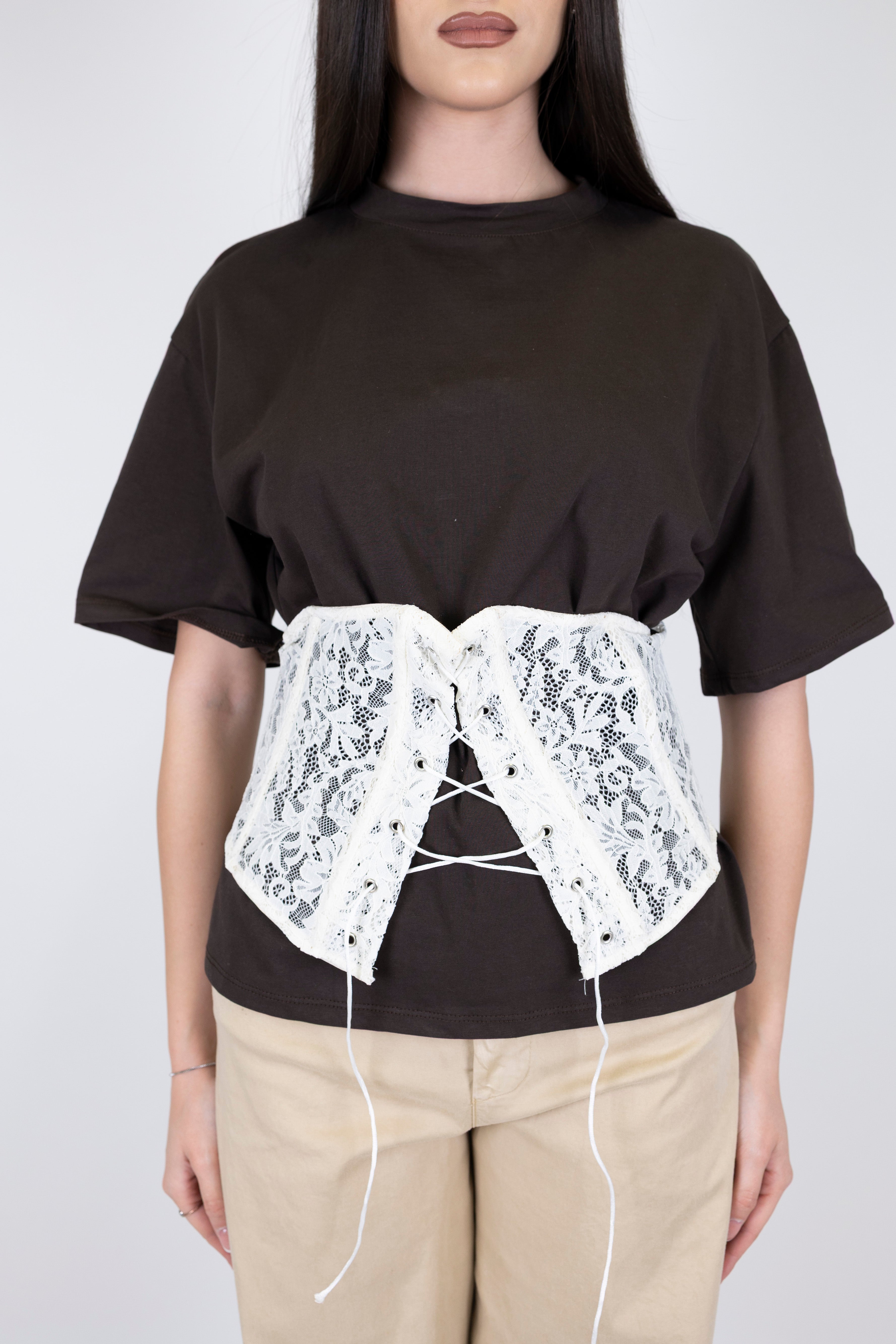 Tensione in - T-shirt over con corsetto in pizzo