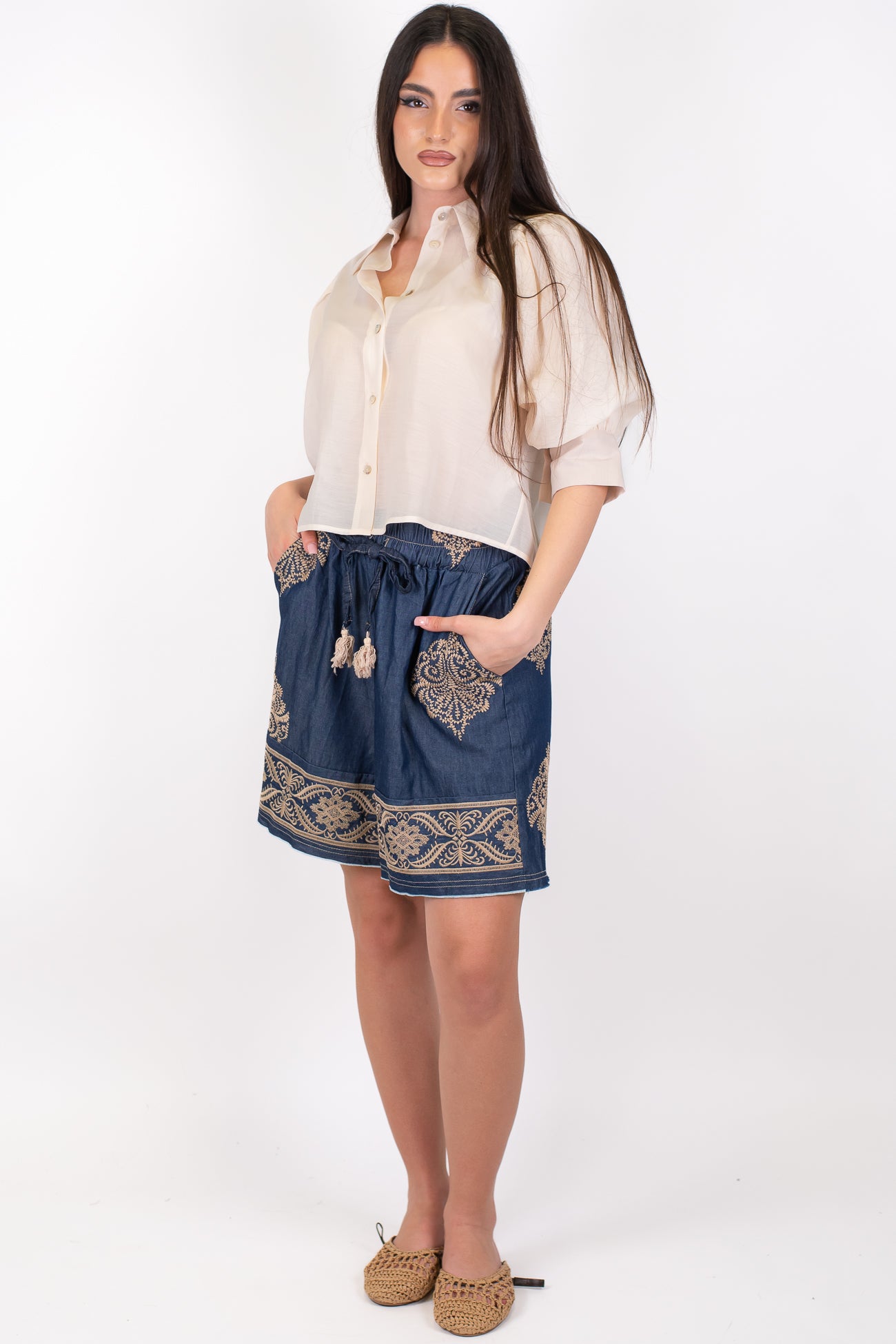 Motel - Shorts in chambray con ricami a contrasto e coulisse con nappine
