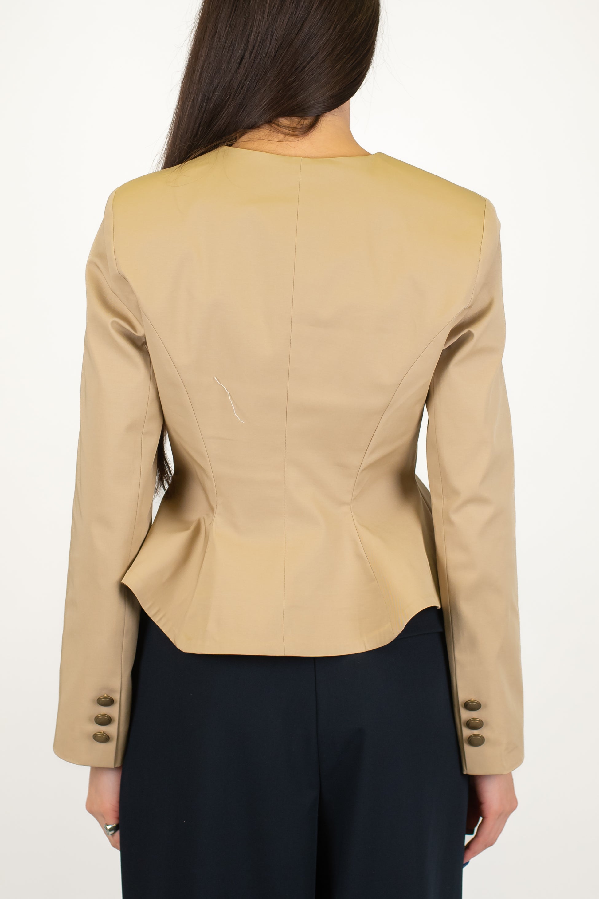 Tensione in - Giacca crop sfiancata girocollo in cotone con chiusura bottoni