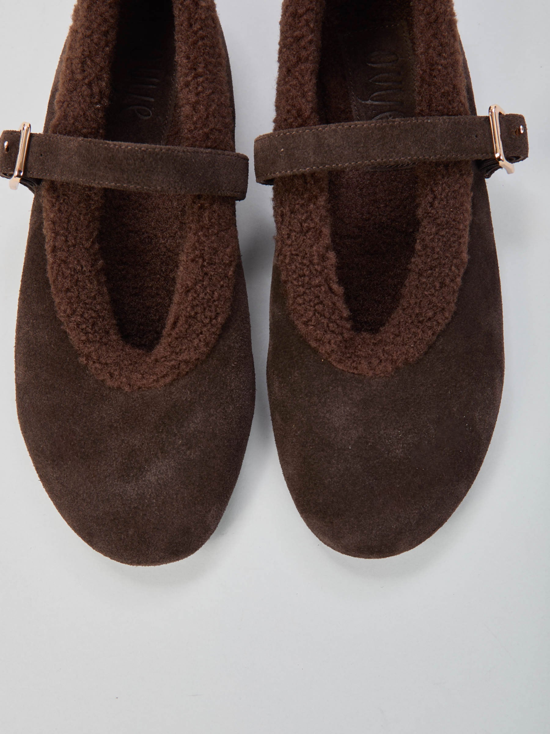Ovyé - Ballerina in suede con cinturino sul collo piede e profilo pellicciato