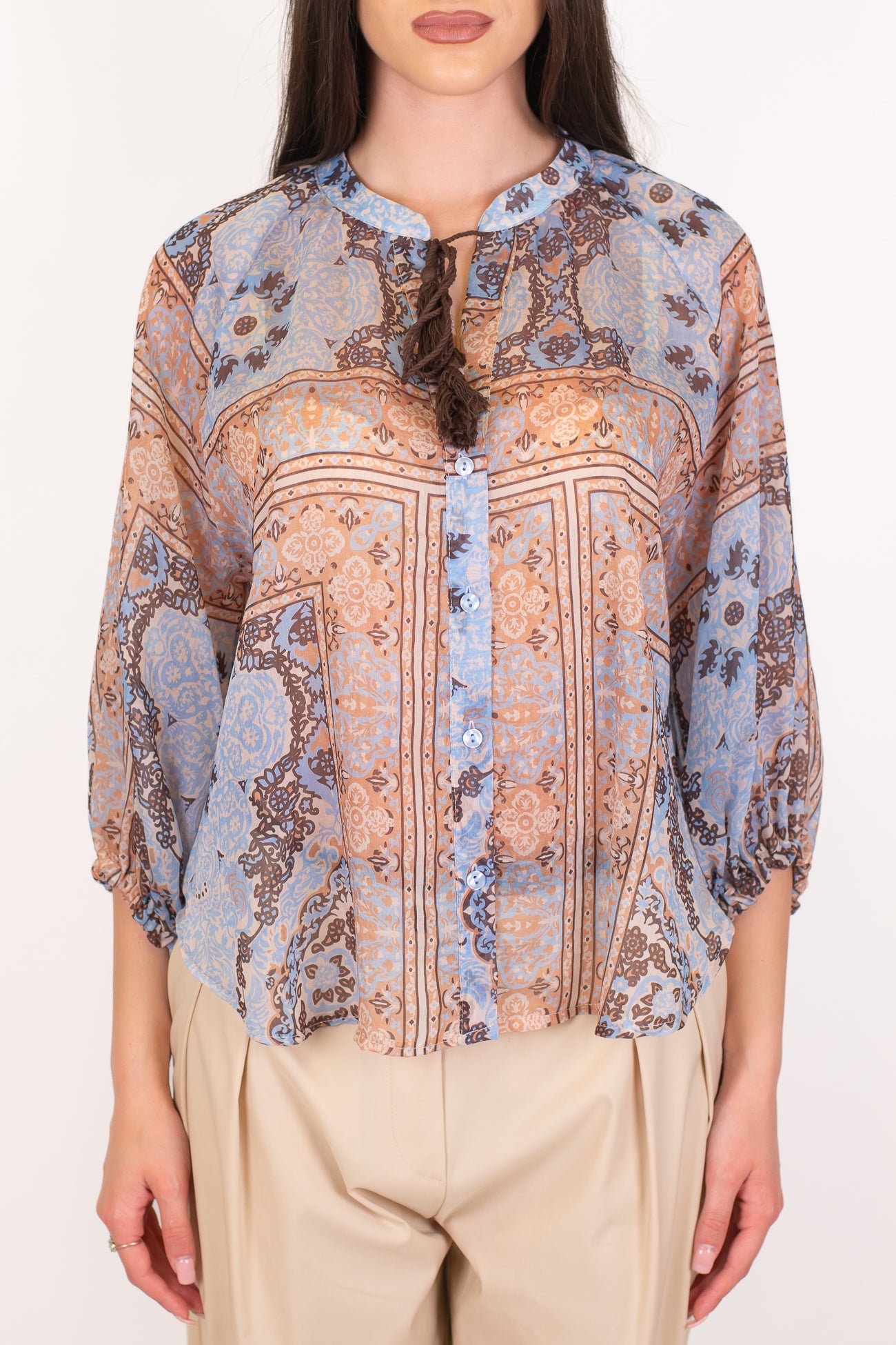 Tensione in - Camicia fantasia astratta in lyocell con manica tre quarti e collo coreano con laccetti