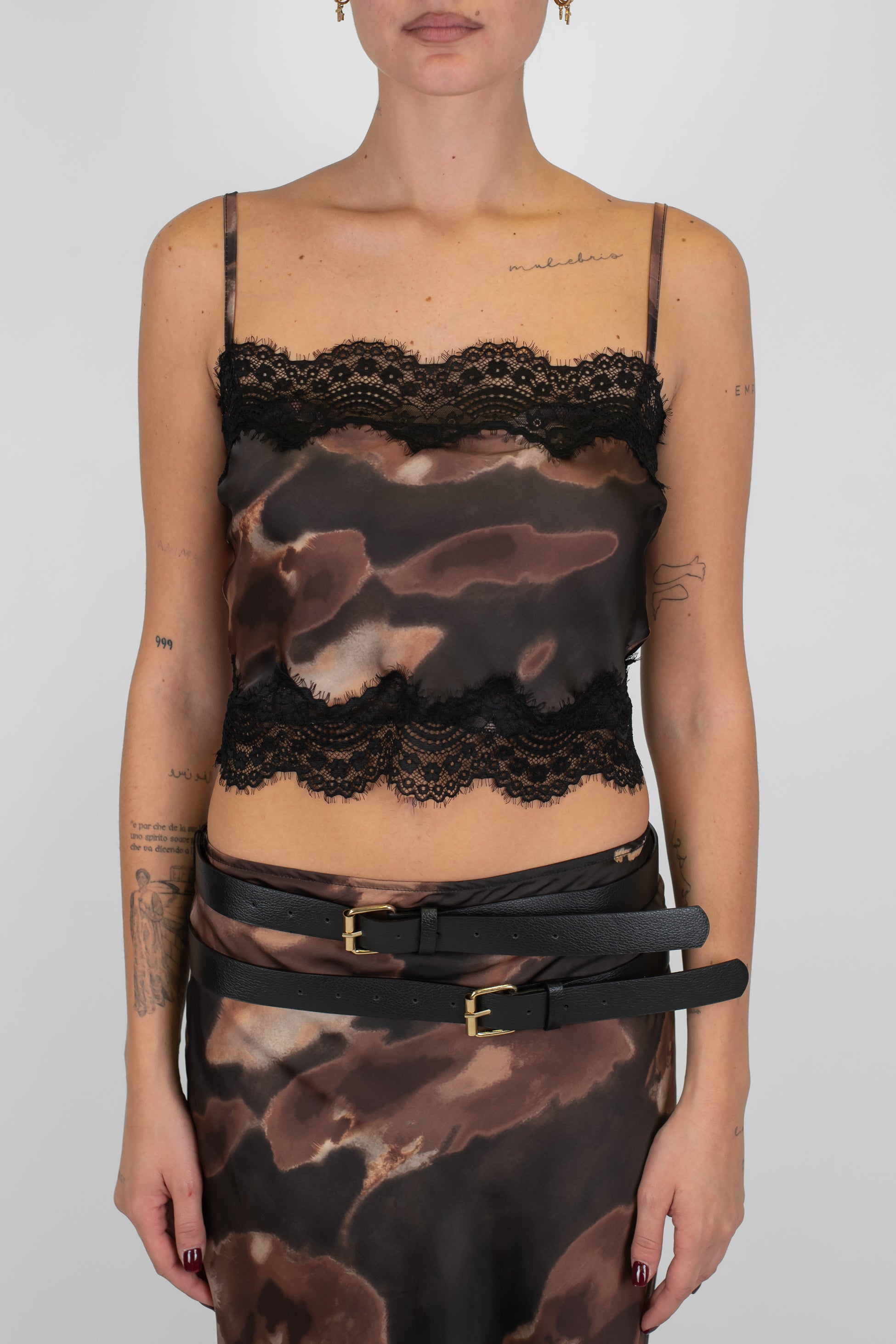 Haveone - Top in satin fantasia astratta con bretelline e orli in pizzo