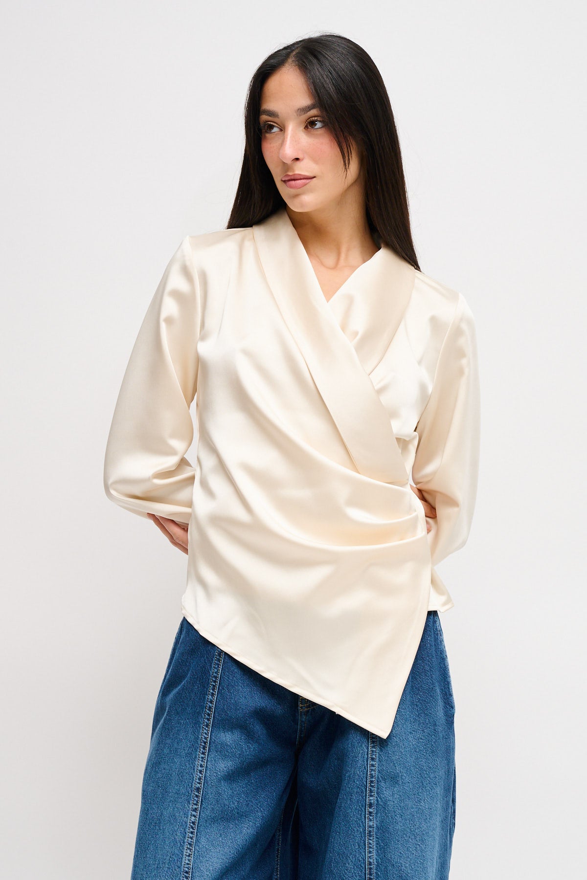 Maryley - Blusa con drappeggio e fondo asimmetrico