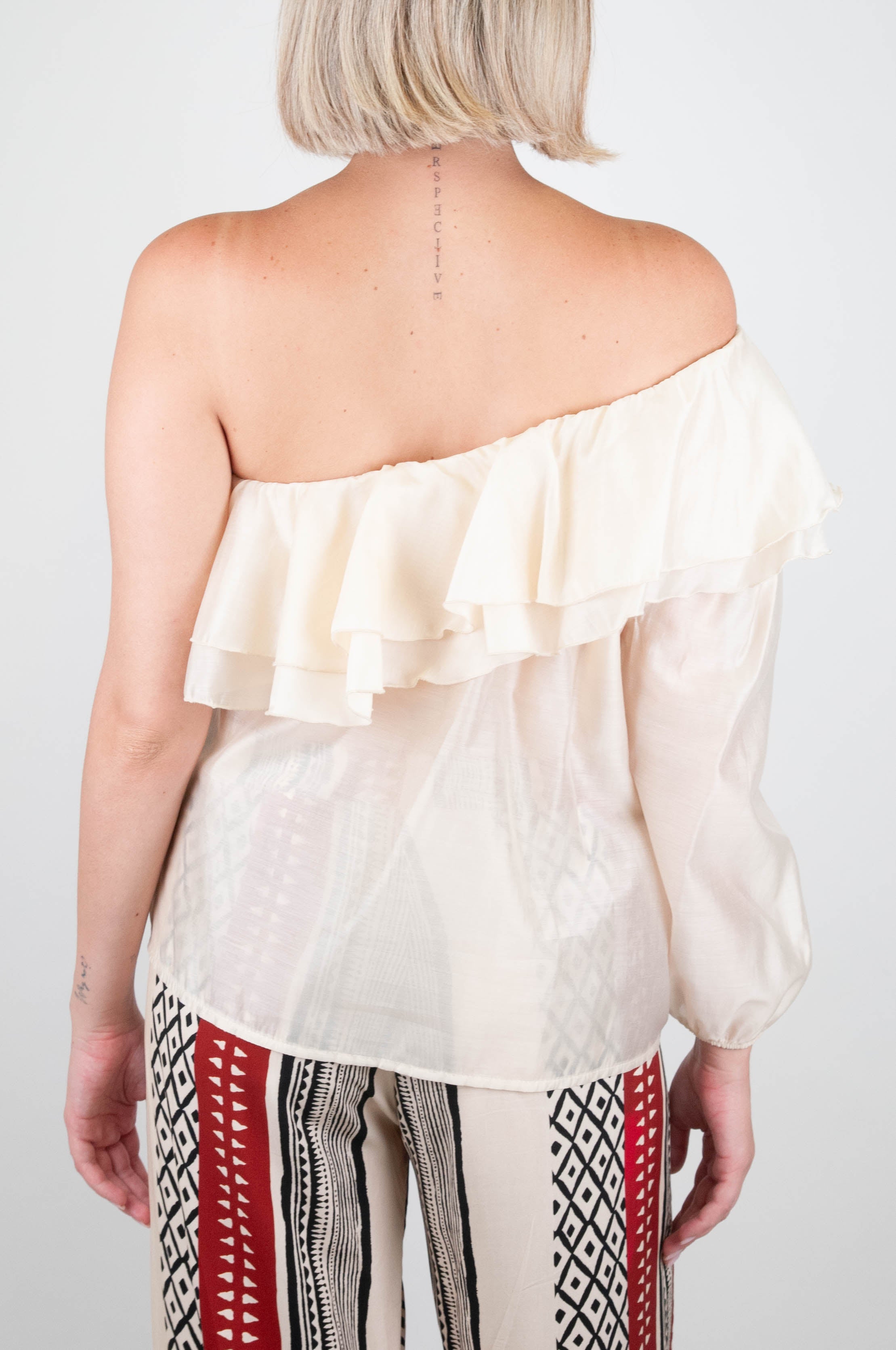 Tensione in - Blusa monospalla con rouches