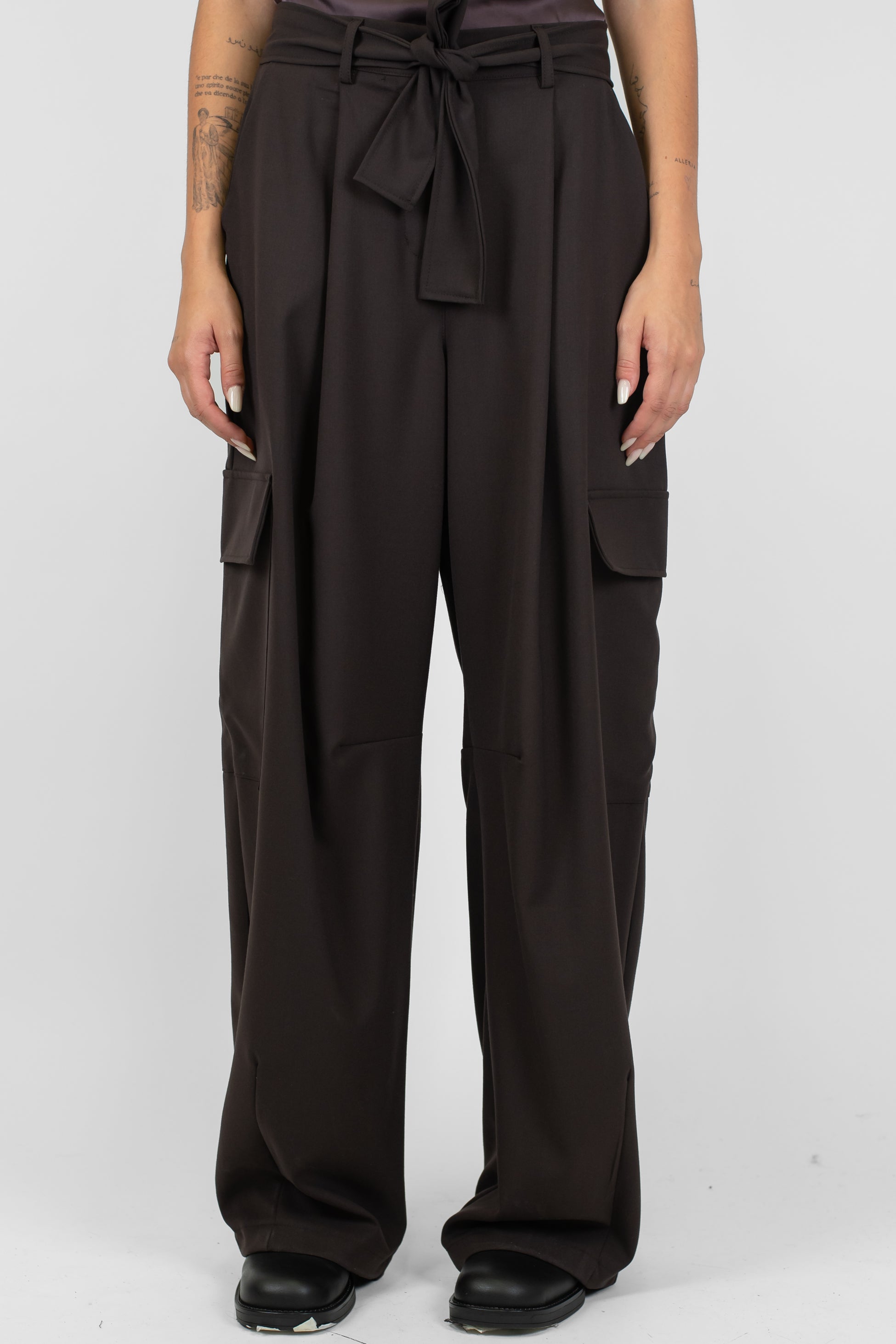 Tensione in - Pantalone palazzo cargo con pinces con cintura in tessuto